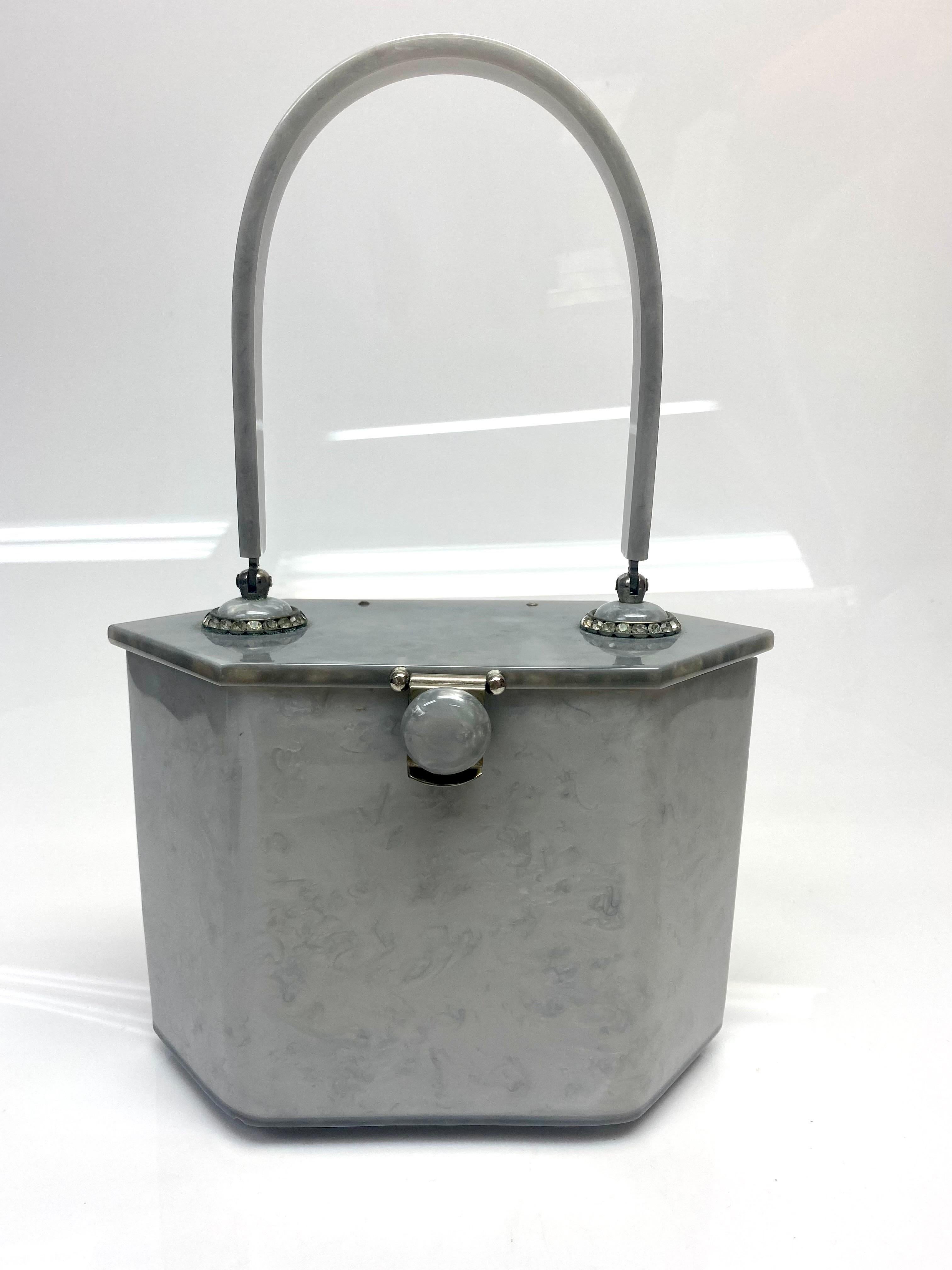 Rialto NY Grau Lucite Vintage Handtasche. Diese Rialto NY 1950's Grey Handtasche ist ein atemberaubendes Stück für jede Taschensammlung. Der Griff ist an der Unterseite, wo er am oberen Teil der Handtasche befestigt ist, mit Strasssteinen verziert.