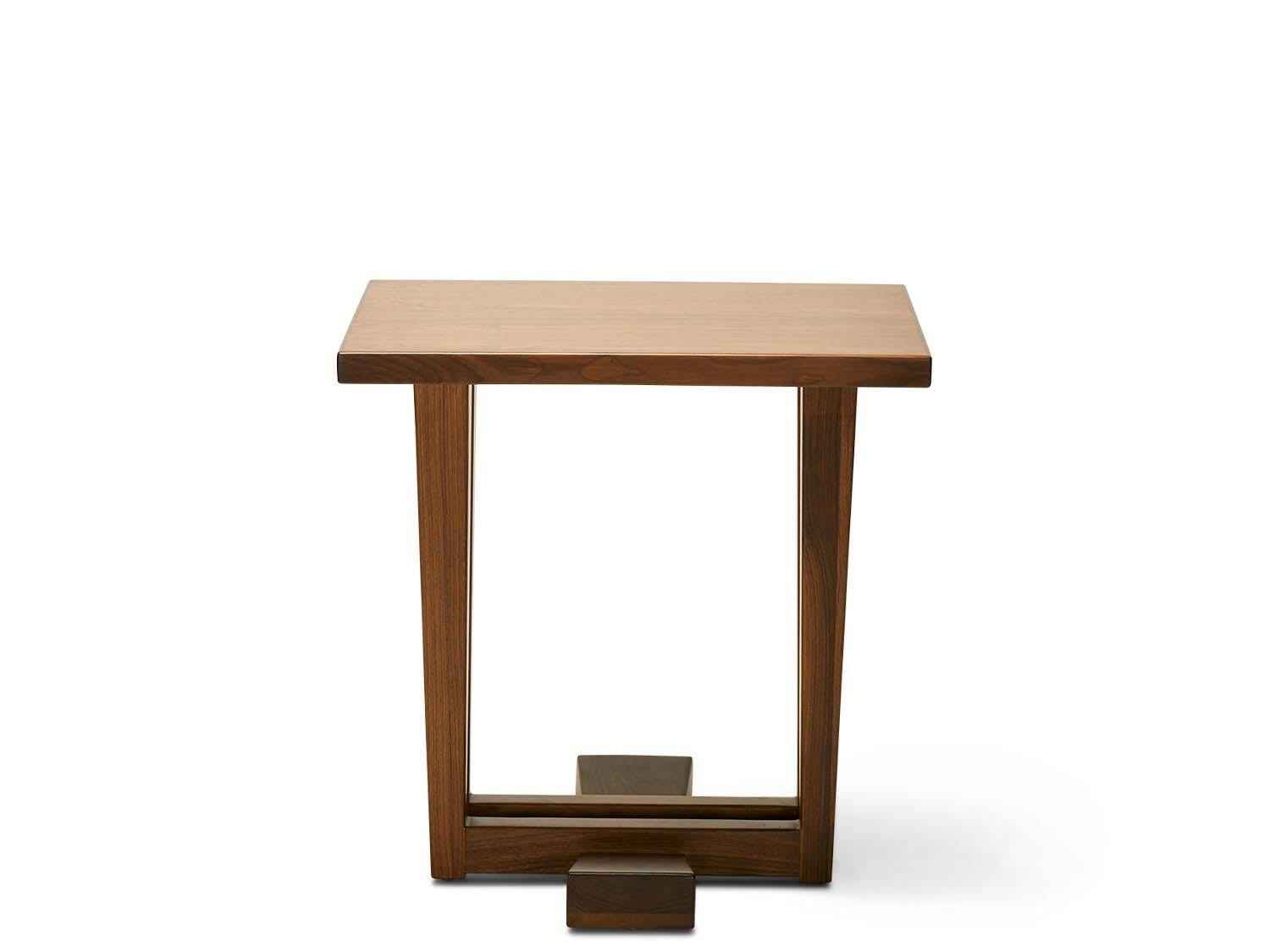 La table d'appoint Rialto - XL est fabriquée en noyer américain ou en chêne blanc et présente une base architecturale.

La collection Lawson-Fenning est conçue et fabriquée à la main à Los Angeles, en Californie. Renseignez-vous pour savoir quelles