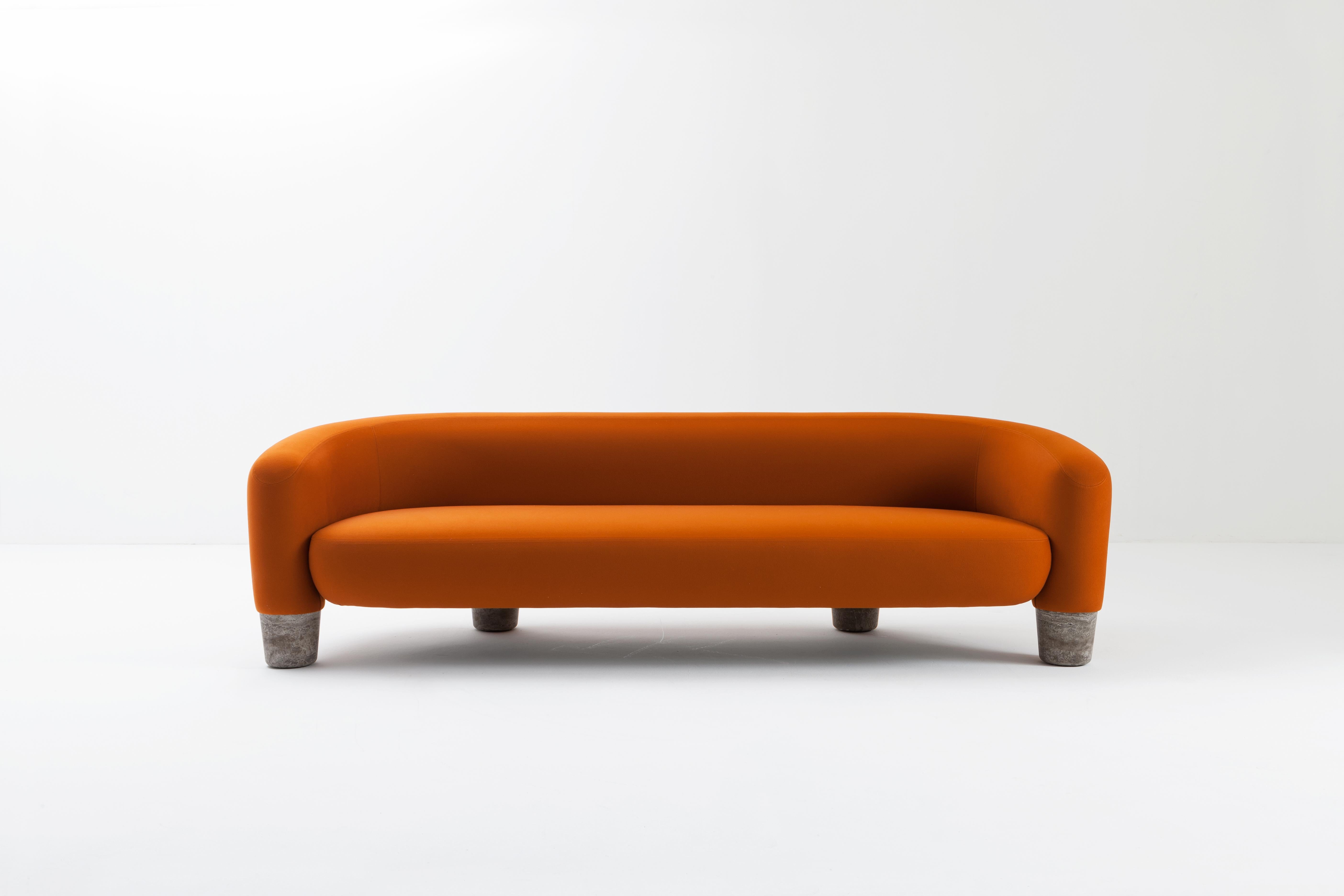 Sofá Rialto by Laurameroni
Dimensiones: An 264 x Pr 86 x Al 75 cm
Materiales: Cachemira Loro Piana Altai 037 Paprika, patas de piedra travertino gris.

Sofá tapizado con cuatro patas de mármol macizo.

Laurameroni:
La habilidad de los artesanos de