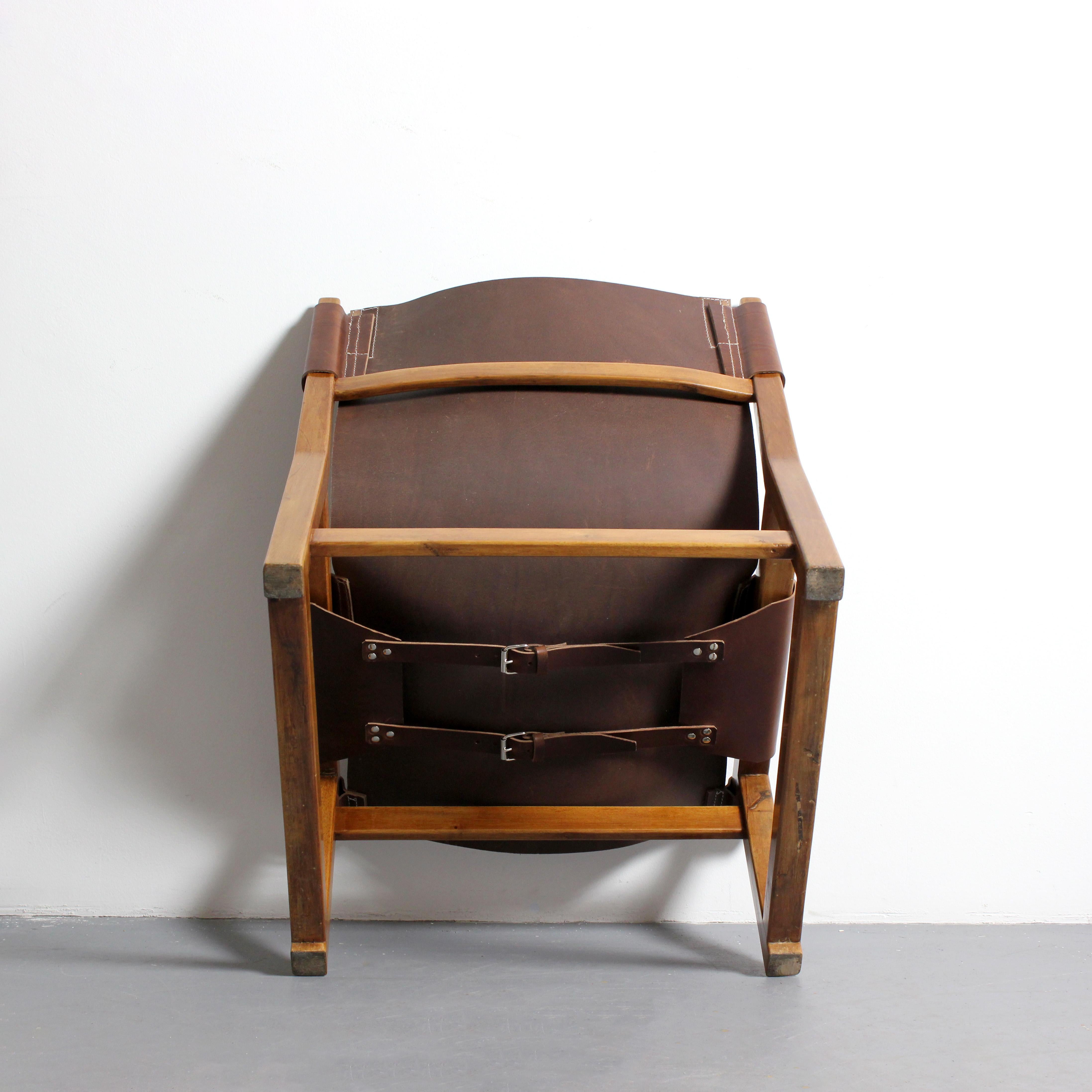 Riaza Sessel mit Gestell aus Nussbaumholz und Lederpolsterung - Paco Muñoz - a Darro - (Mitte des 20. Jahrhunderts) im Angebot