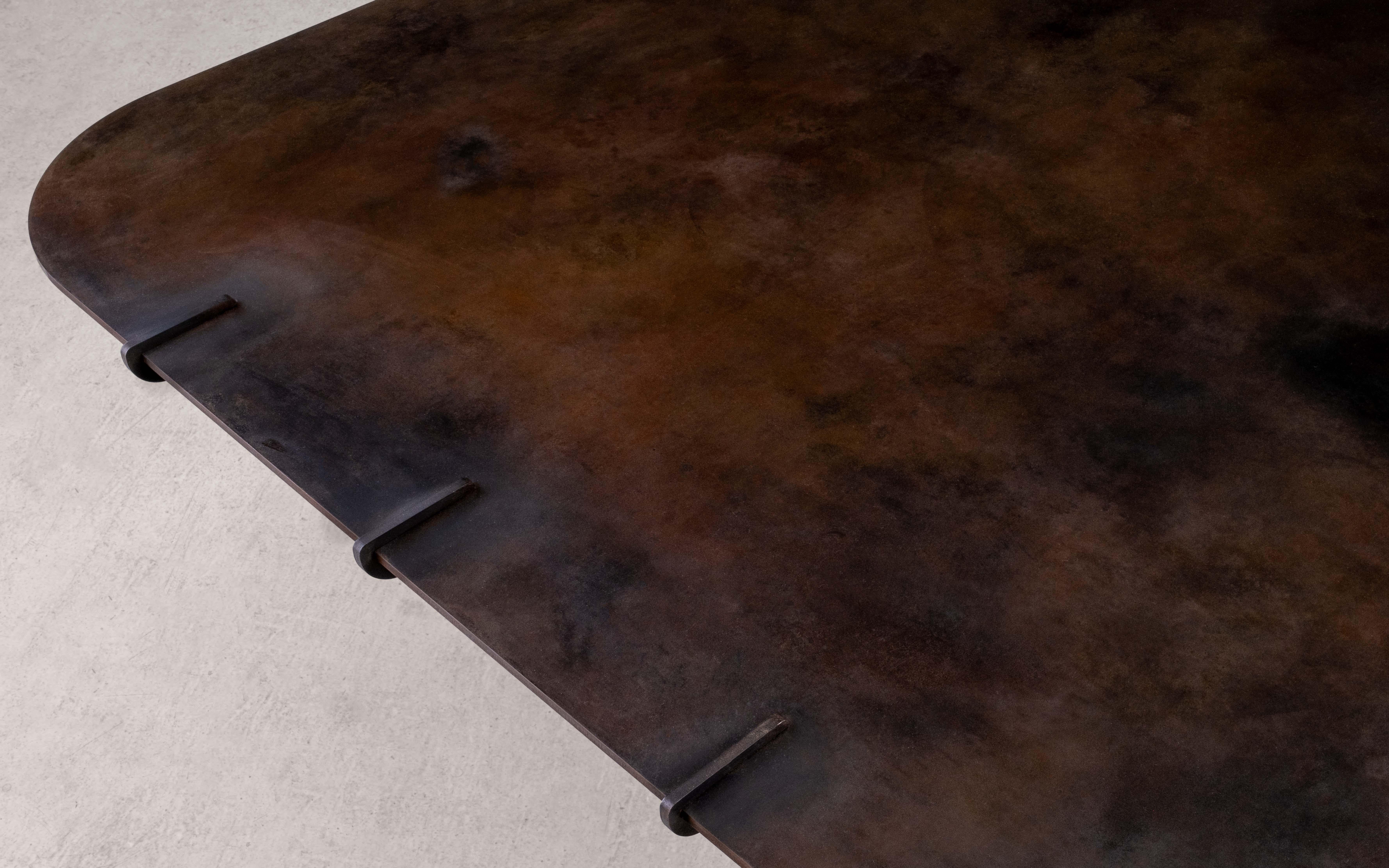 Inspirée par l'héritage de la construction navale du nord-est de l'Angleterre, la table basse Rib s'inspire du squelette des nervures, des goussets et des intersections utilisés pour créer la force et la rigidité nécessaires au soutien de ces