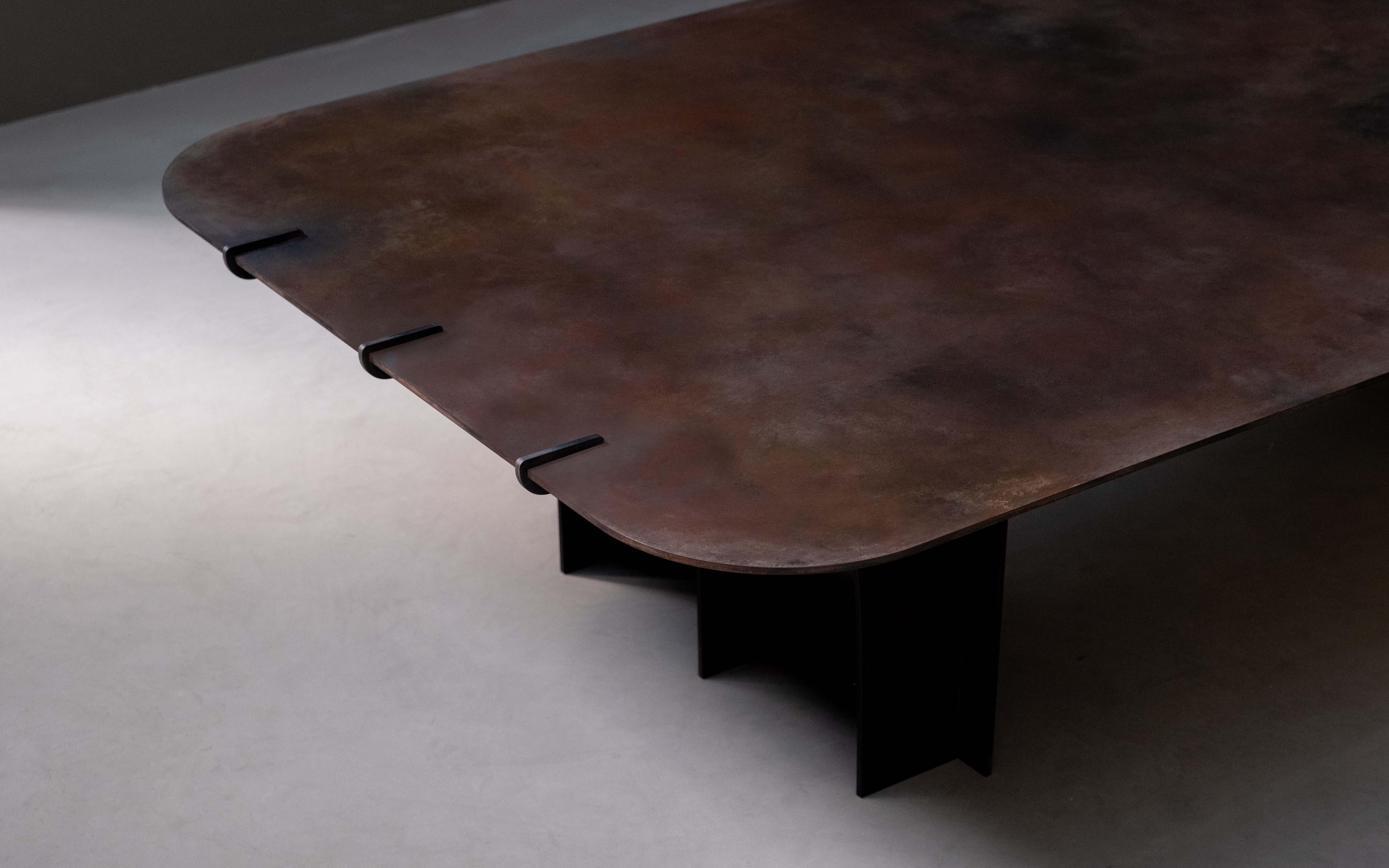 Minimaliste Table basse Rib -  Acier patiné et bronzé en vente
