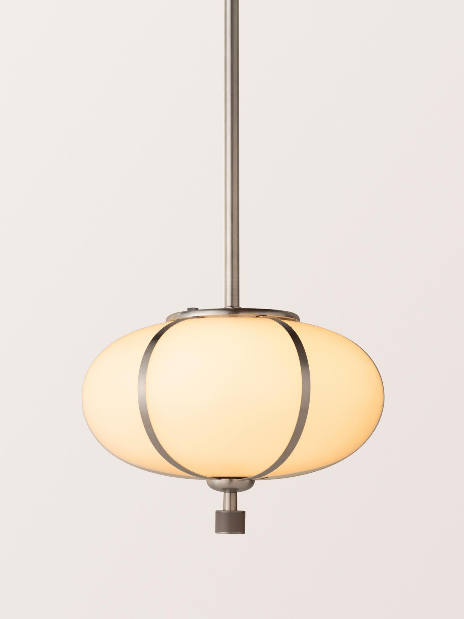Il ciondolo Rib - Small Ellipse è soffiato in Italia e incorniciato delicatamente da sottili nervature in ottone. Un terminale cilindrico in ottone, con rivestimento opzionale in pelle o camoscio, allunga l'apparecchio e aggiunge un tocco finale di