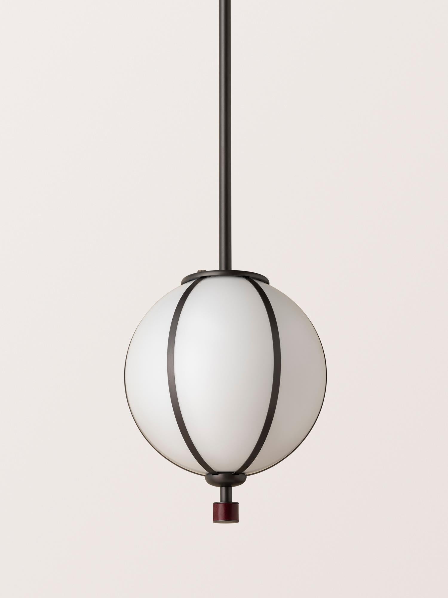Il ciondolo Rib - Small Sphere è soffiato in Italia e incorniciato delicatamente da sottili nervature in ottone. Un terminale cilindrico in ottone, con rivestimento opzionale in pelle o camoscio, allunga l'apparecchio e aggiunge un tocco finale di