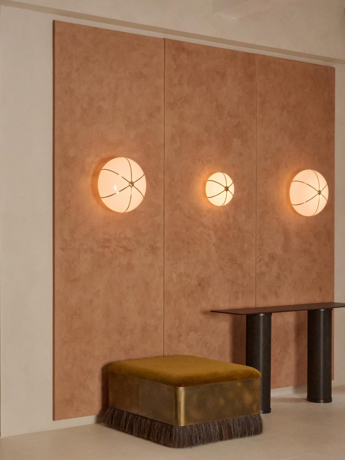 La Lámpara Costilla - Elipse Grande está soplada en Italia y delicadamente enmarcada por finas costillas de latón. También se puede utilizar como empotrable en el techo.

Disponible en varios acabados metálicos.
