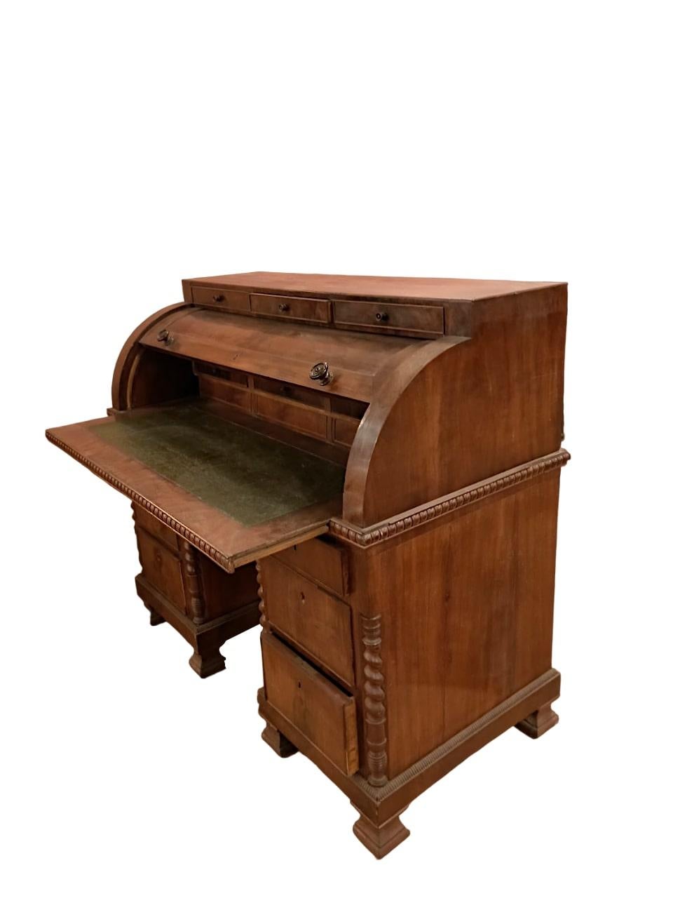 Antique Roller Flap Francia

Roller Flap francés antiguo, mediados del siglo XIX
Solapa francesa, centro.
Chapa de pluma de caoba con tapa de apertura cubierta de cuero. Interior de madera maciza de cerezo.
En las esquinas decoradas con medias