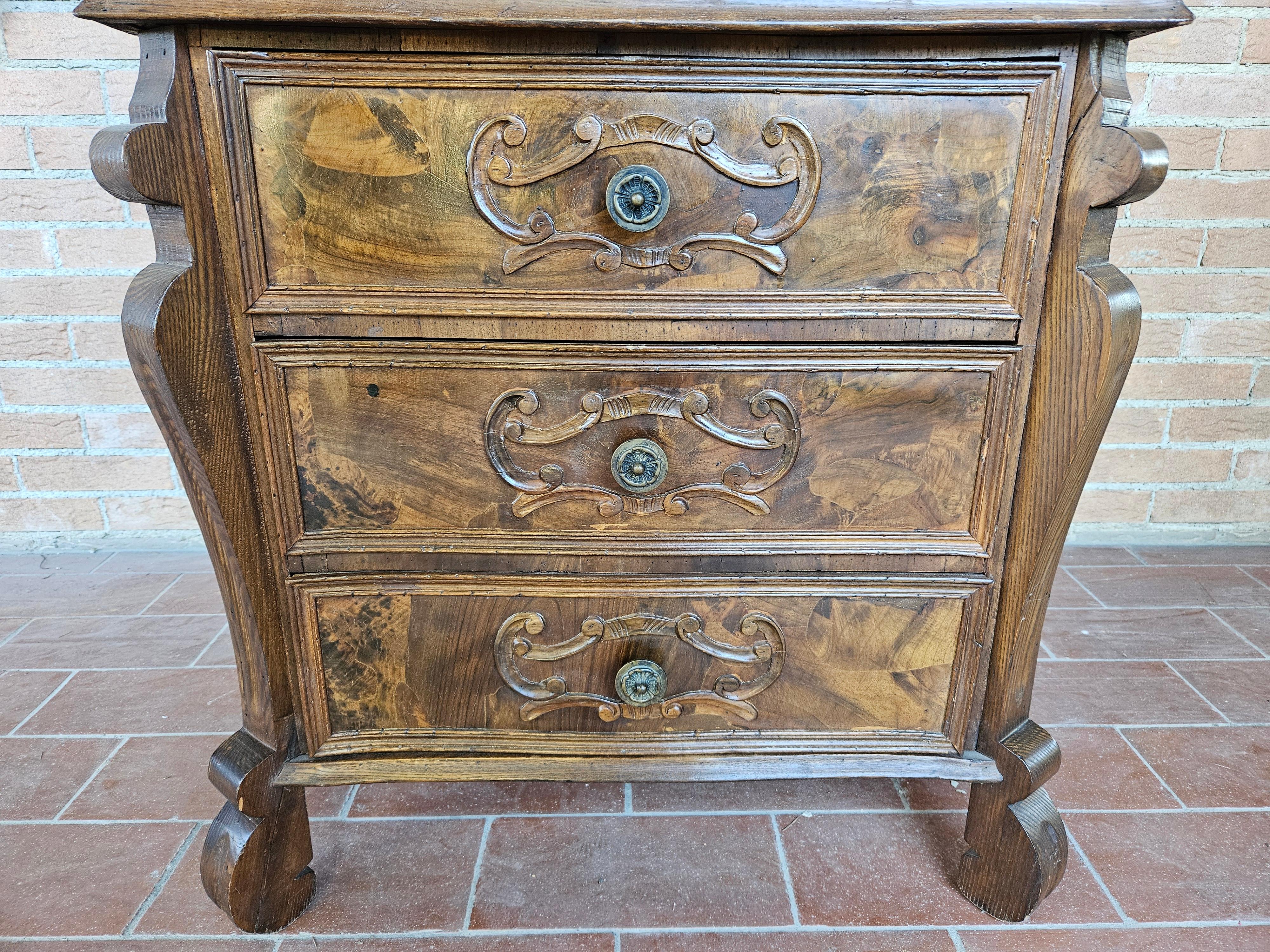Walnut flap with three drawers 20th century For Sale 4