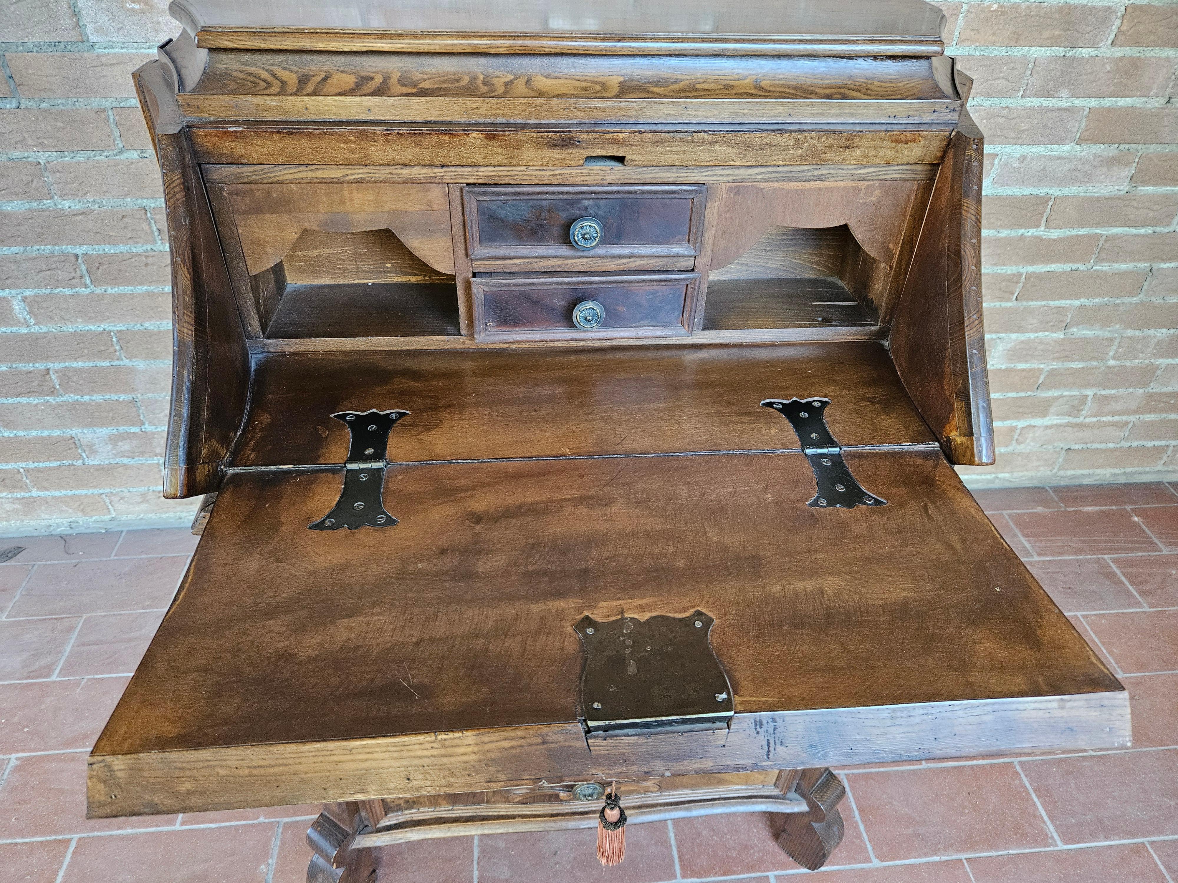 Walnut flap with three drawers 20th century For Sale 10