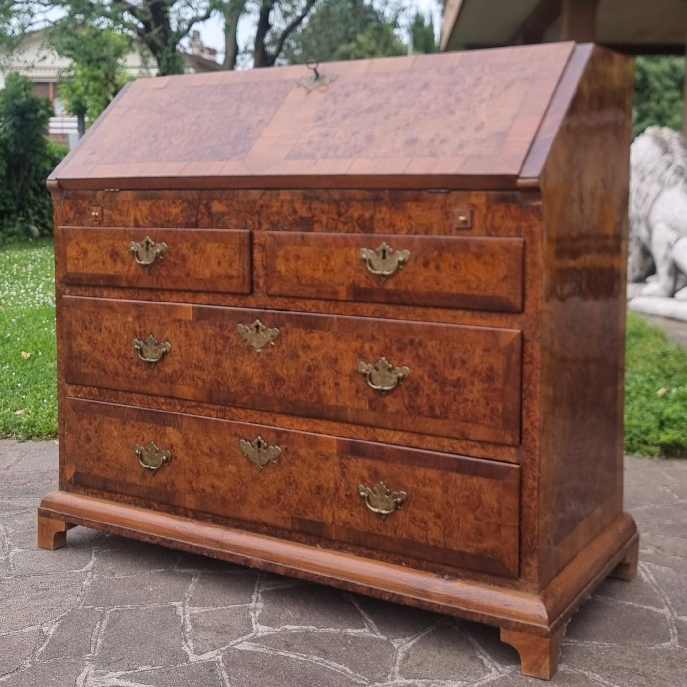 English walnut and elm burl walnut tilt of the 1700s For Sale 3