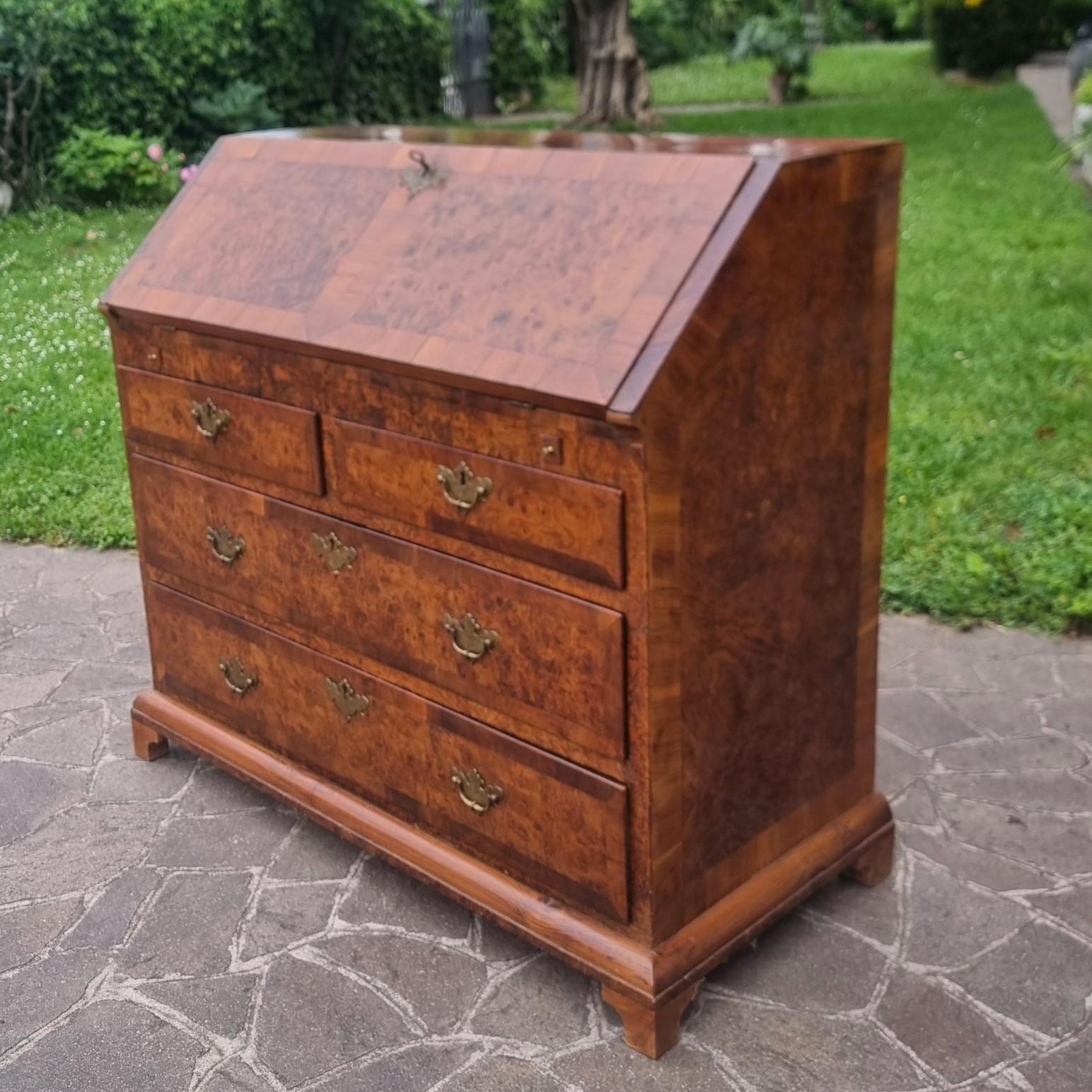 18th-century English walnut and elm burl walnut flap - A masterpiece of style and function

The 18th-century English walnut and elm burl flap is an elegant example of period craftsmanship, designed for those who wish to add a distinctive, refined