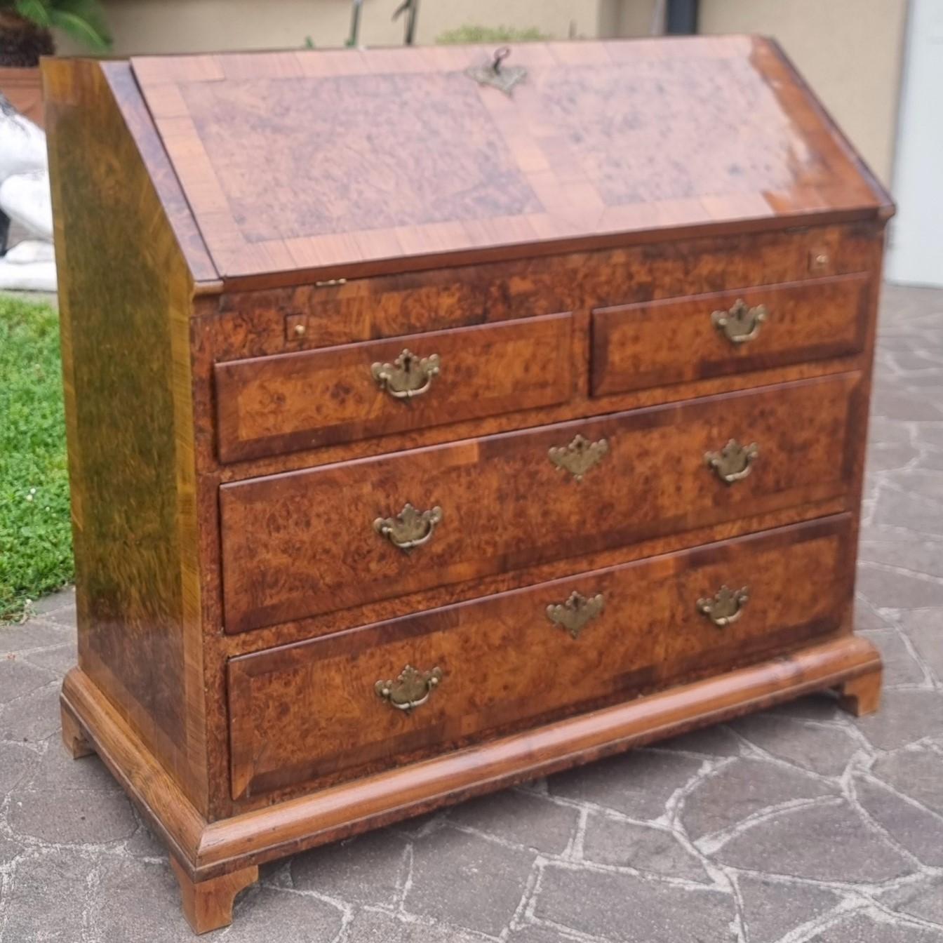 Directoire English walnut and elm burl walnut tilt of the 1700s For Sale