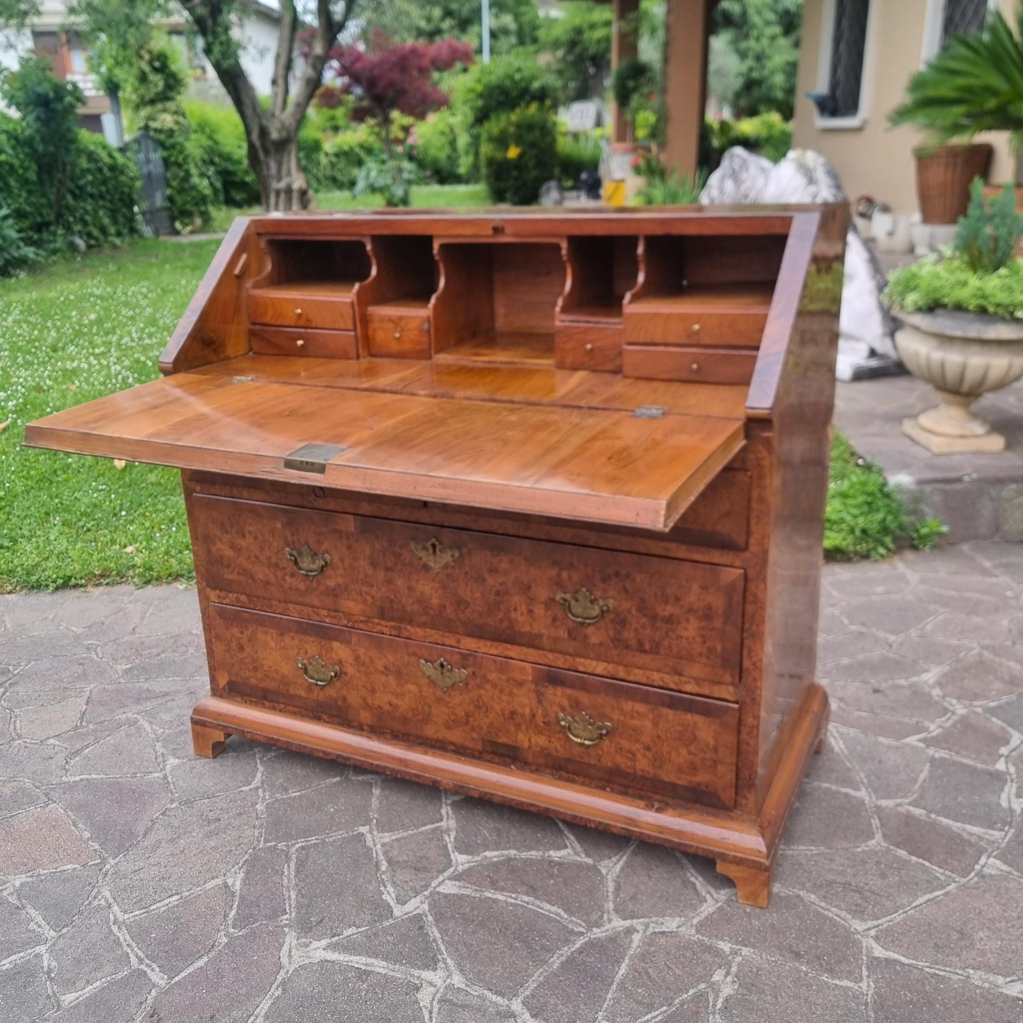 British English walnut and elm burl walnut tilt of the 1700s For Sale
