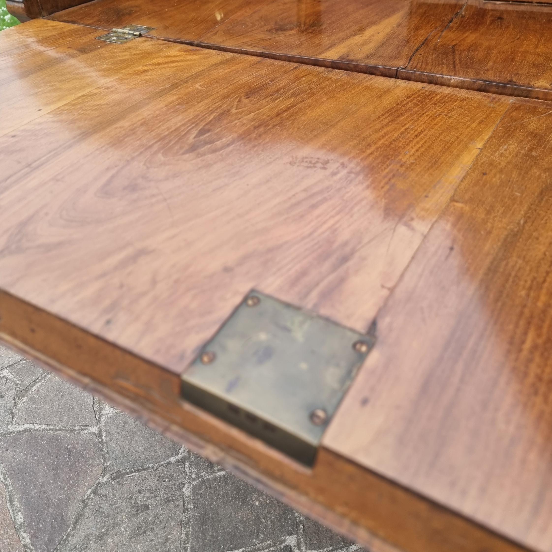 English walnut and elm burl walnut tilt of the 1700s In Good Condition For Sale In Villa Verucchio, Emilia-Romagna