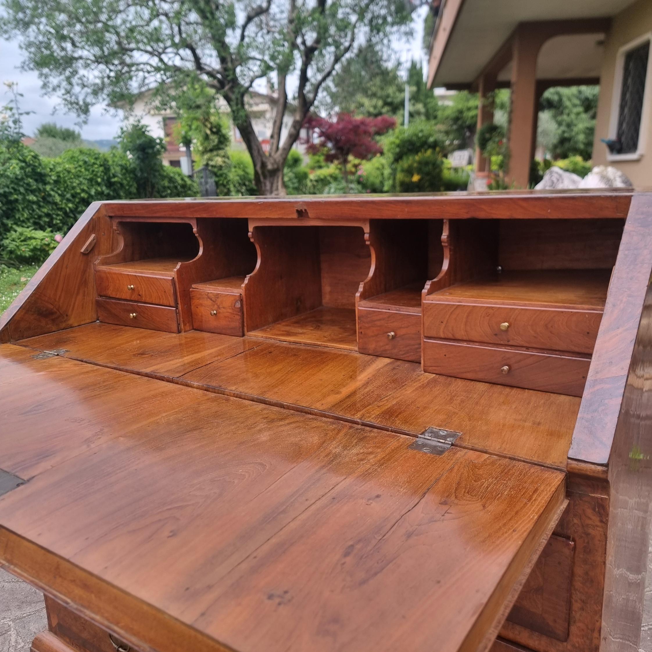 18th Century English walnut and elm burl walnut tilt of the 1700s For Sale
