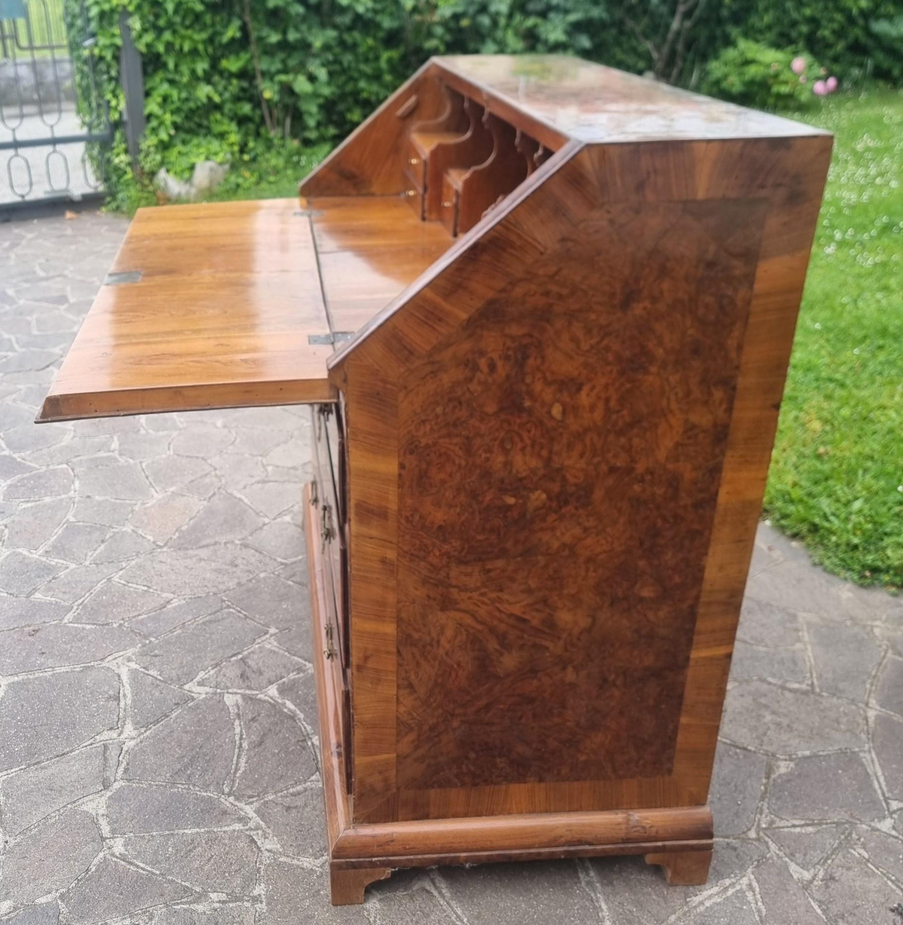 Elm English walnut and elm burl walnut tilt of the 1700s For Sale