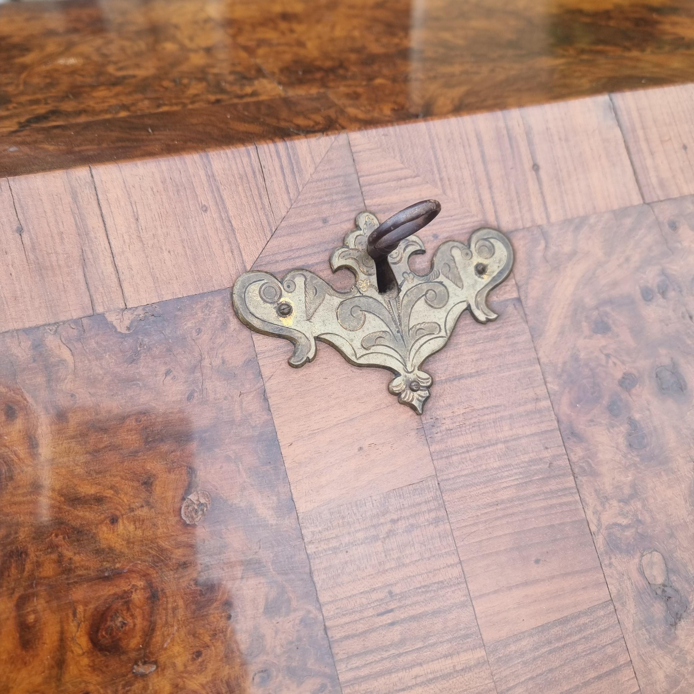 English walnut and elm burl walnut tilt of the 1700s For Sale 1