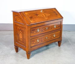 Rabat secrétaire Louis XVI en noyer marqueté. Fin du XVIIIe siècle.