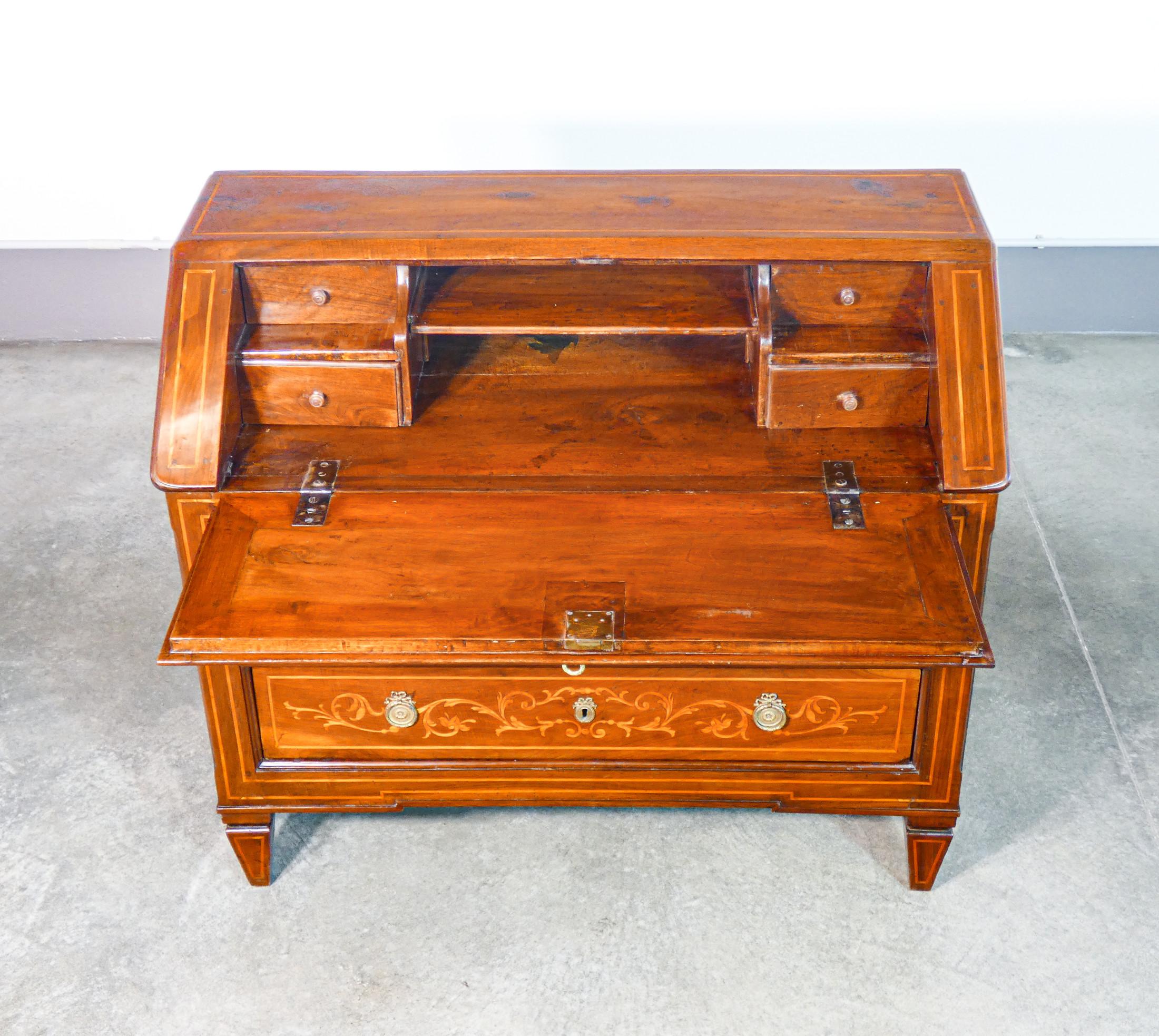 Ribalta secretaire Luigi XVI in legno di noce intarsiato. Geldstrafe XVIII sec. (18. Jahrhundert) im Angebot