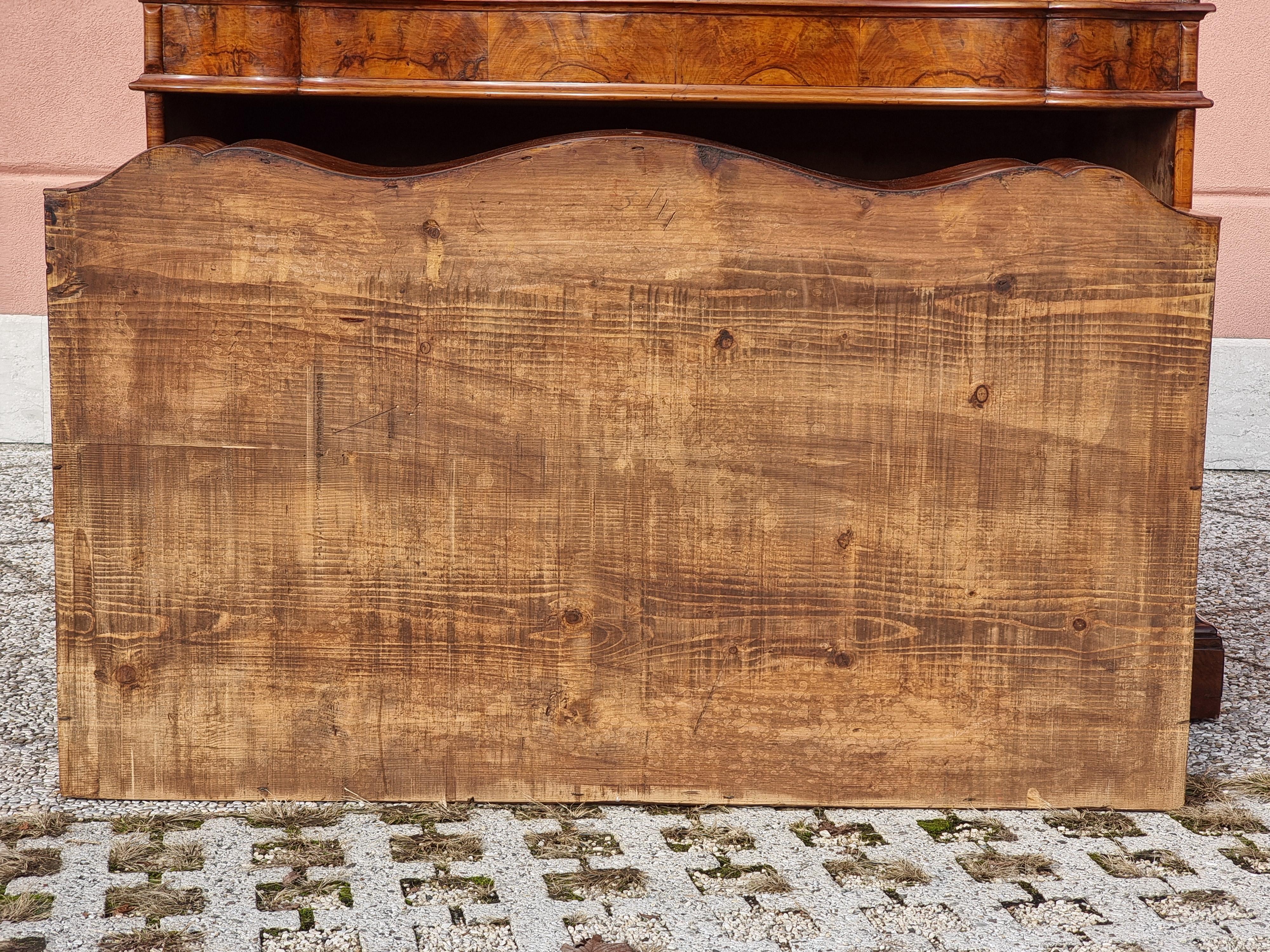 Ribalta veneta in noce lastronata e intarsiata, XVIII secolo in vendita 3