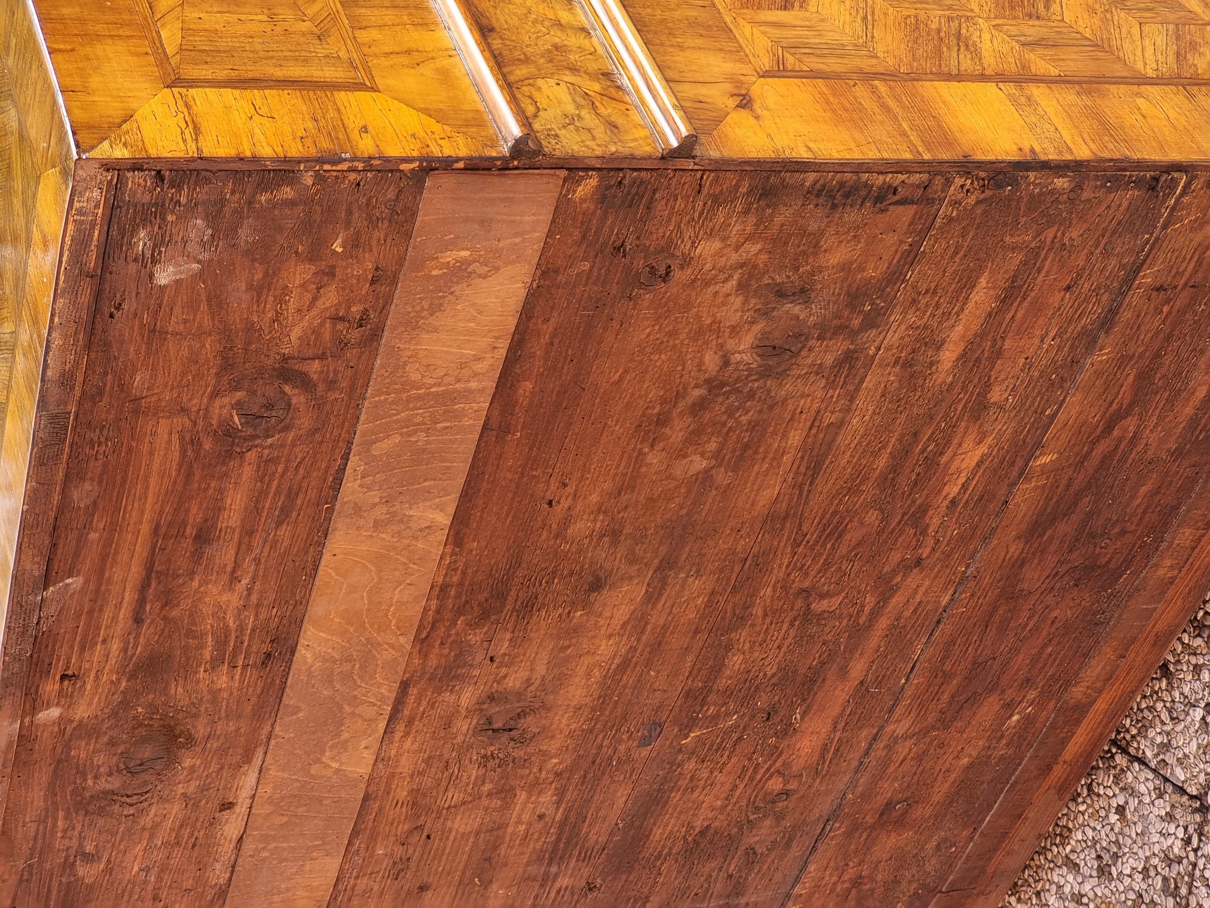 Ribalta veneta in noce lastronata e intarsiata, XVIII secolo in vendita 5