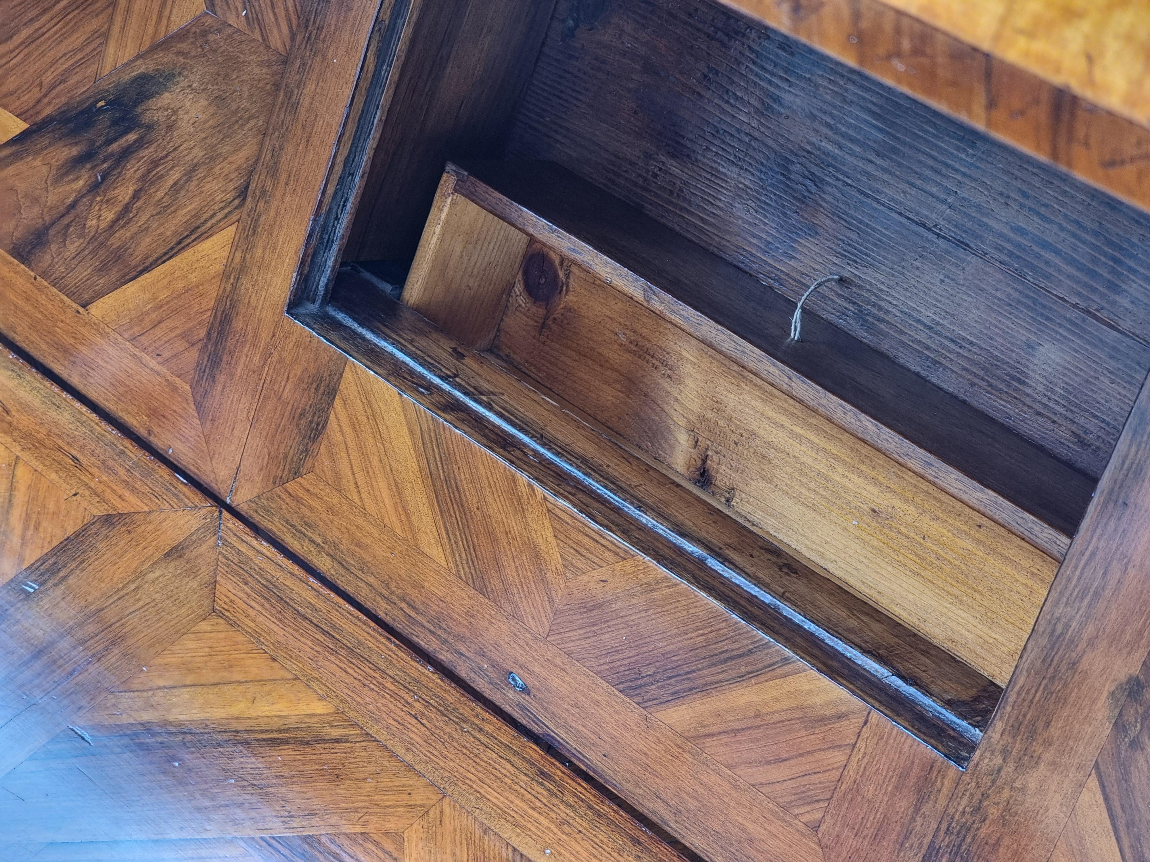 Barocco Ribalta veneta in noce lastronata e intarsiata, XVIII secolo in vendita