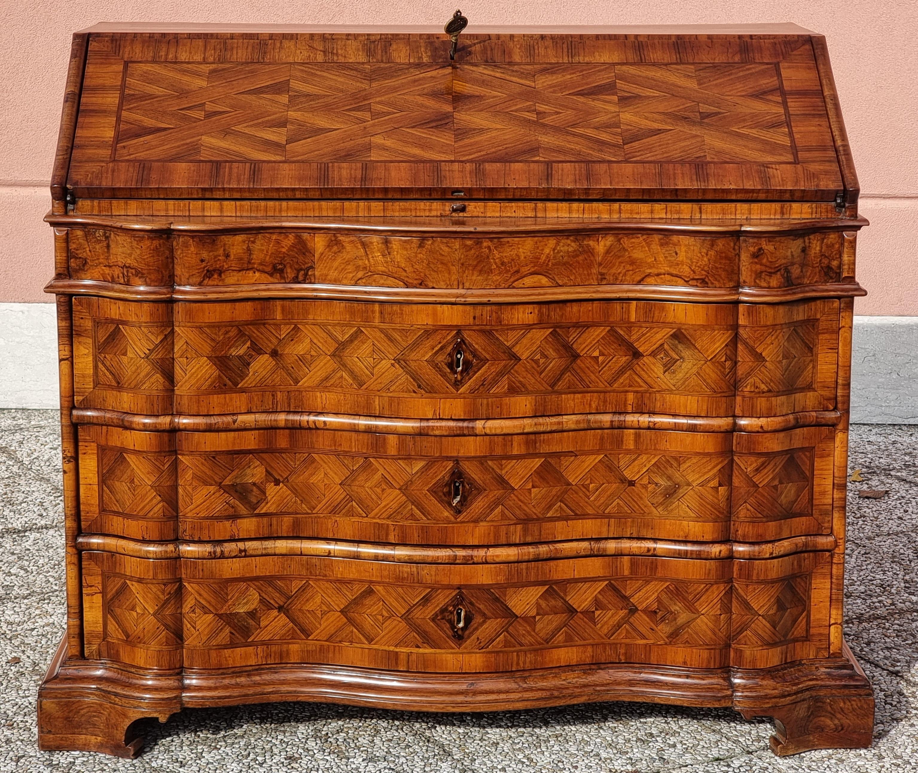 Italiano Ribalta veneta in noce lastronata e intarsiata, XVIII secolo in vendita