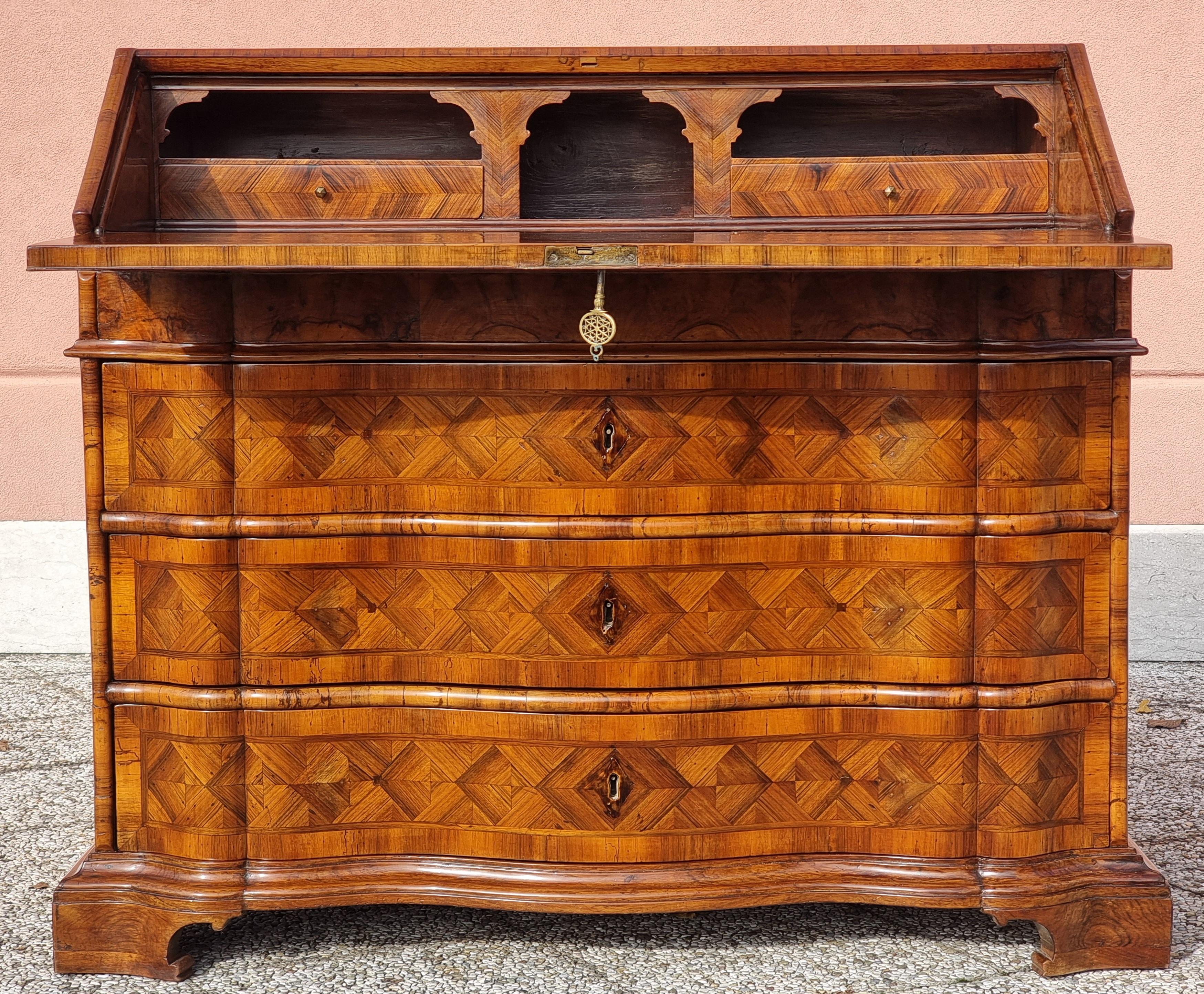 Intagliato Ribalta veneta in noce lastronata e intarsiata, XVIII secolo in vendita