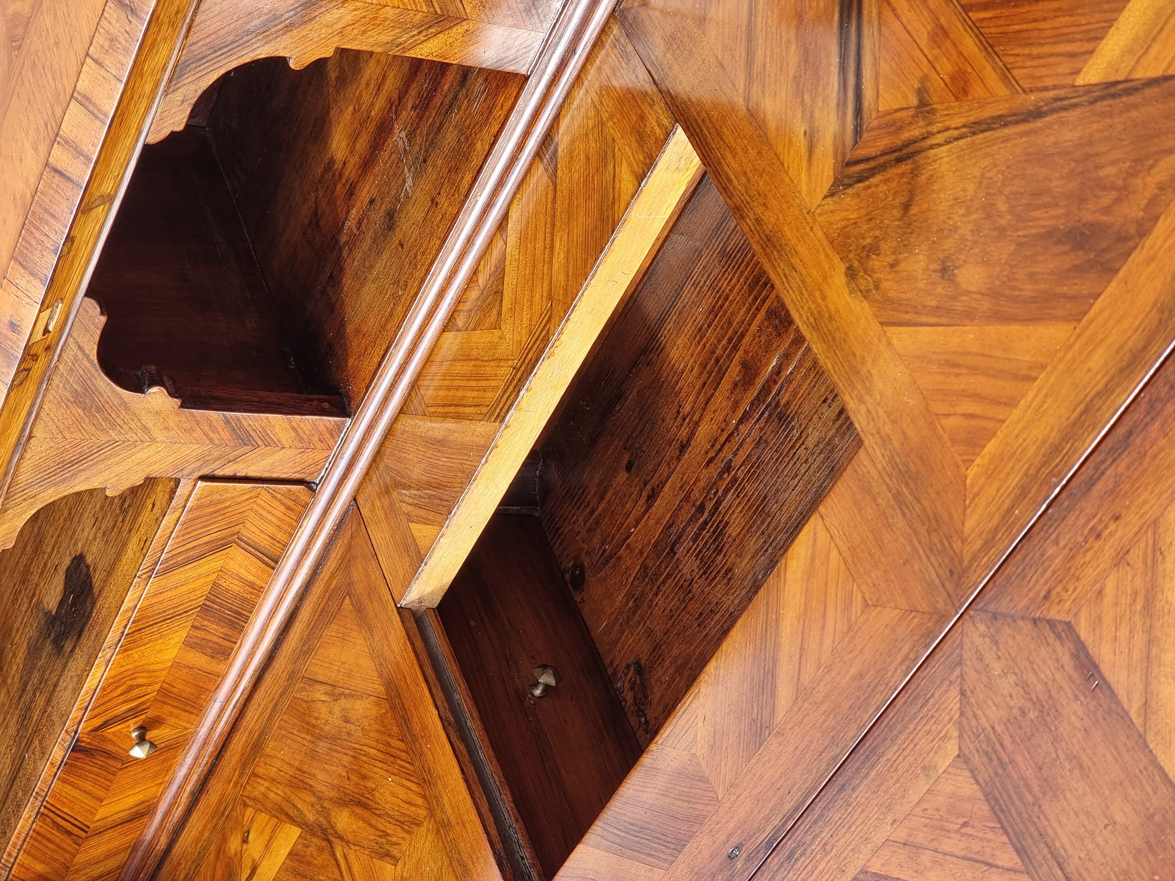 Metà XVIII secolo Ribalta veneta in noce lastronata e intarsiata, XVIII secolo in vendita