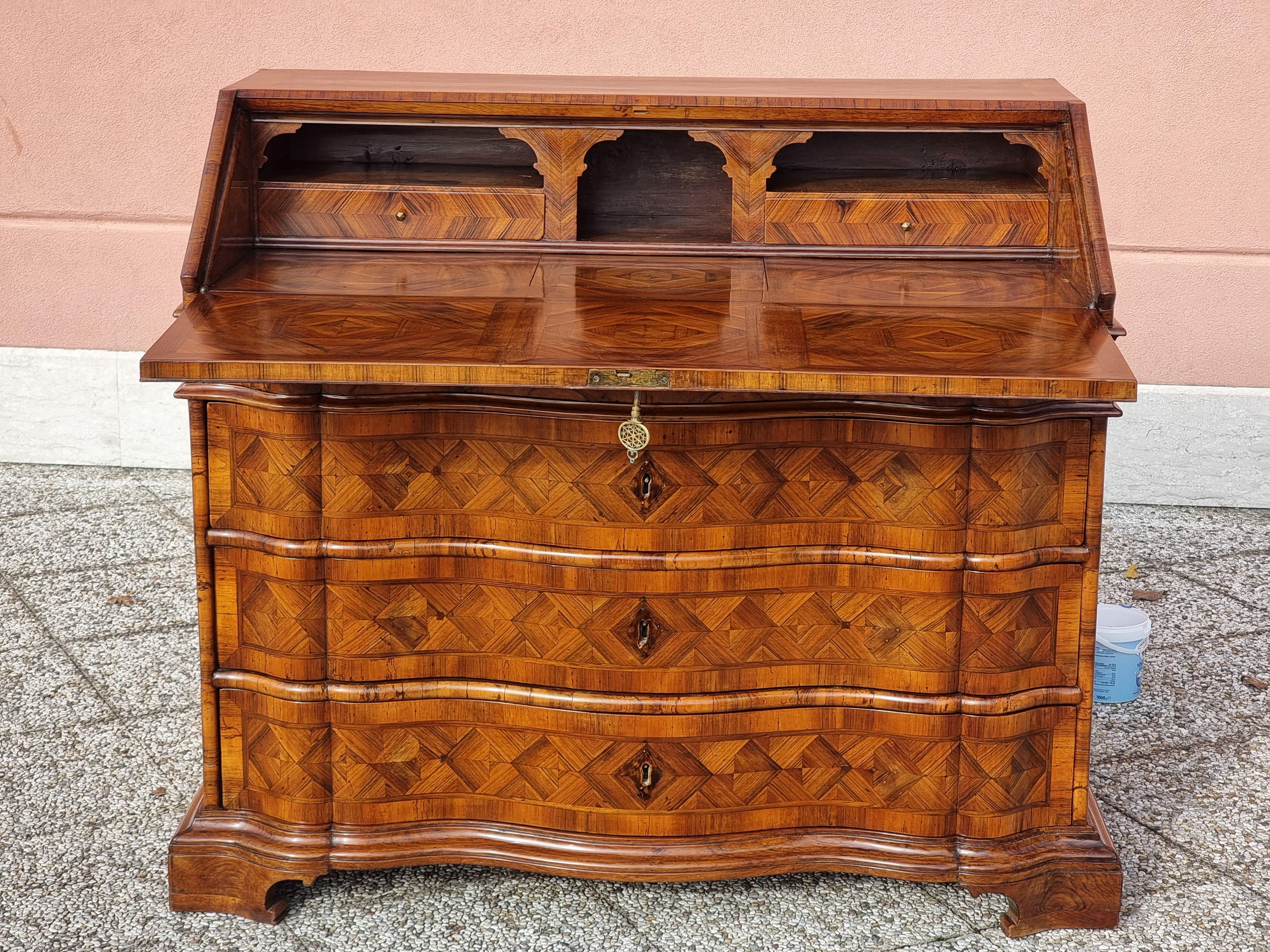 Ribalta veneta in noce lastronata e intarsiata, XVIII secolo in vendita 1