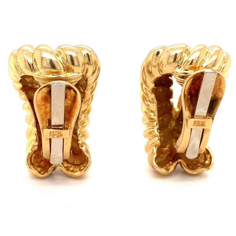 One pair of ribbed 18K yellow gold earclips with a high polish finish measuring 26 millimeters long. Circa 1960s.

Pristine, glowing, grand.

Additional information:
Metal: 18K yellow gold
Circa: 1960s
Size/Measurements: 26 millimeters long
Weight:
