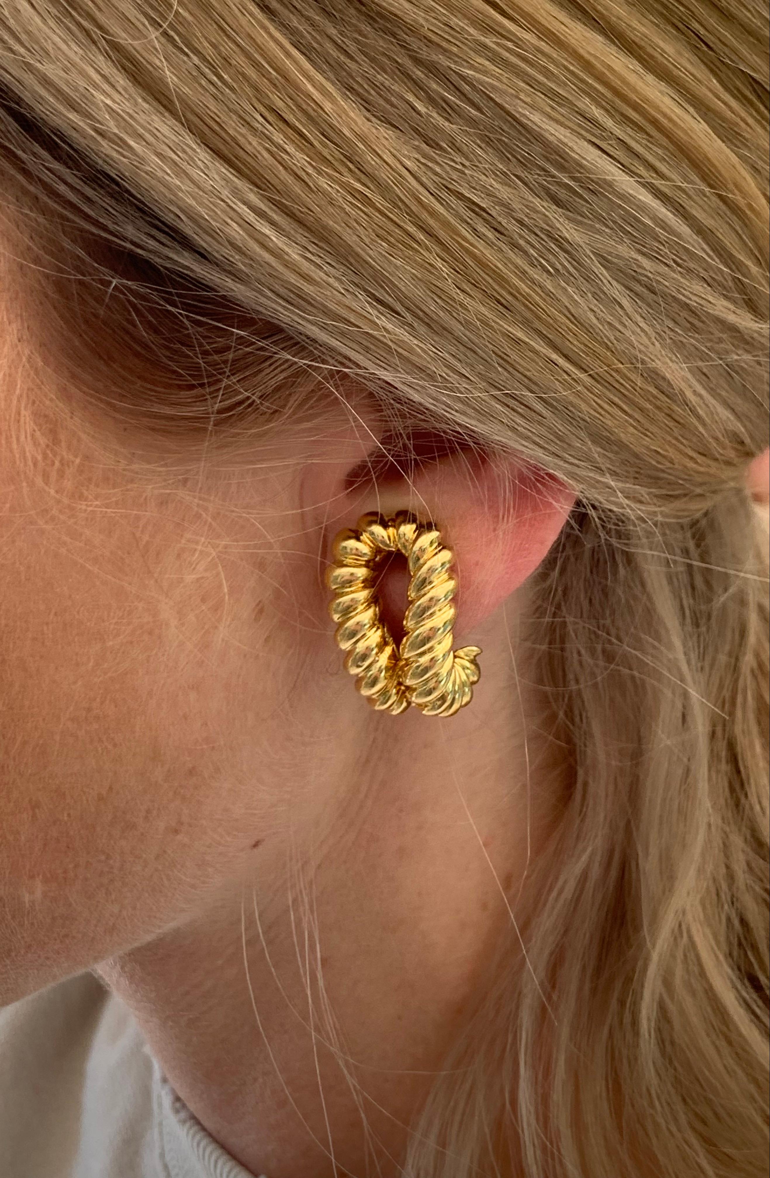Ribbed 18k Yellow Gold Earclips, circa 1960s In Good Condition For Sale In Beverly Hills, CA