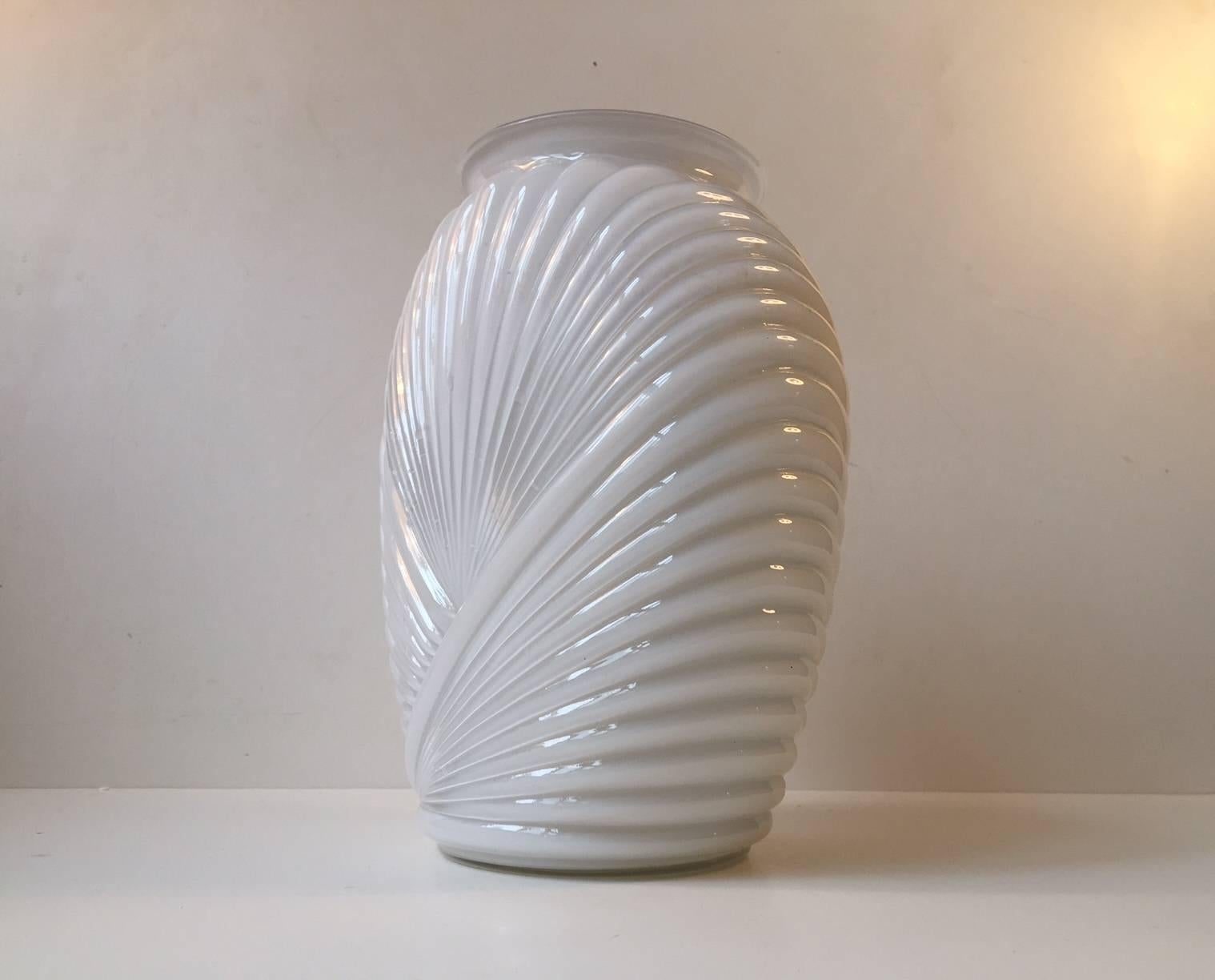 Vase moulé inhabituel en verre opalin drapé. Fabriqué et conçu en Belgique à la fin des années 1920 ou au début des années 1930.