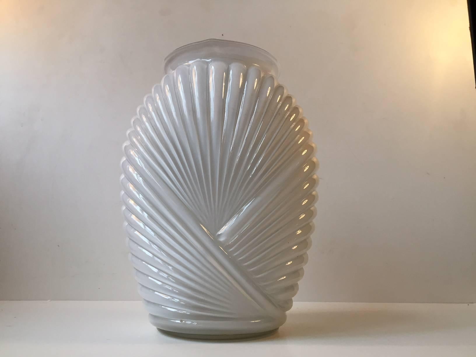 Belge Vase Art déco côtelé en verre opalin blanc, années 1930