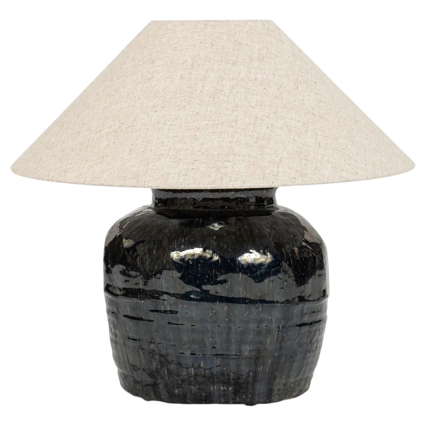 Lámpara de mesa negra esmaltada con relieve y pantalla de lino