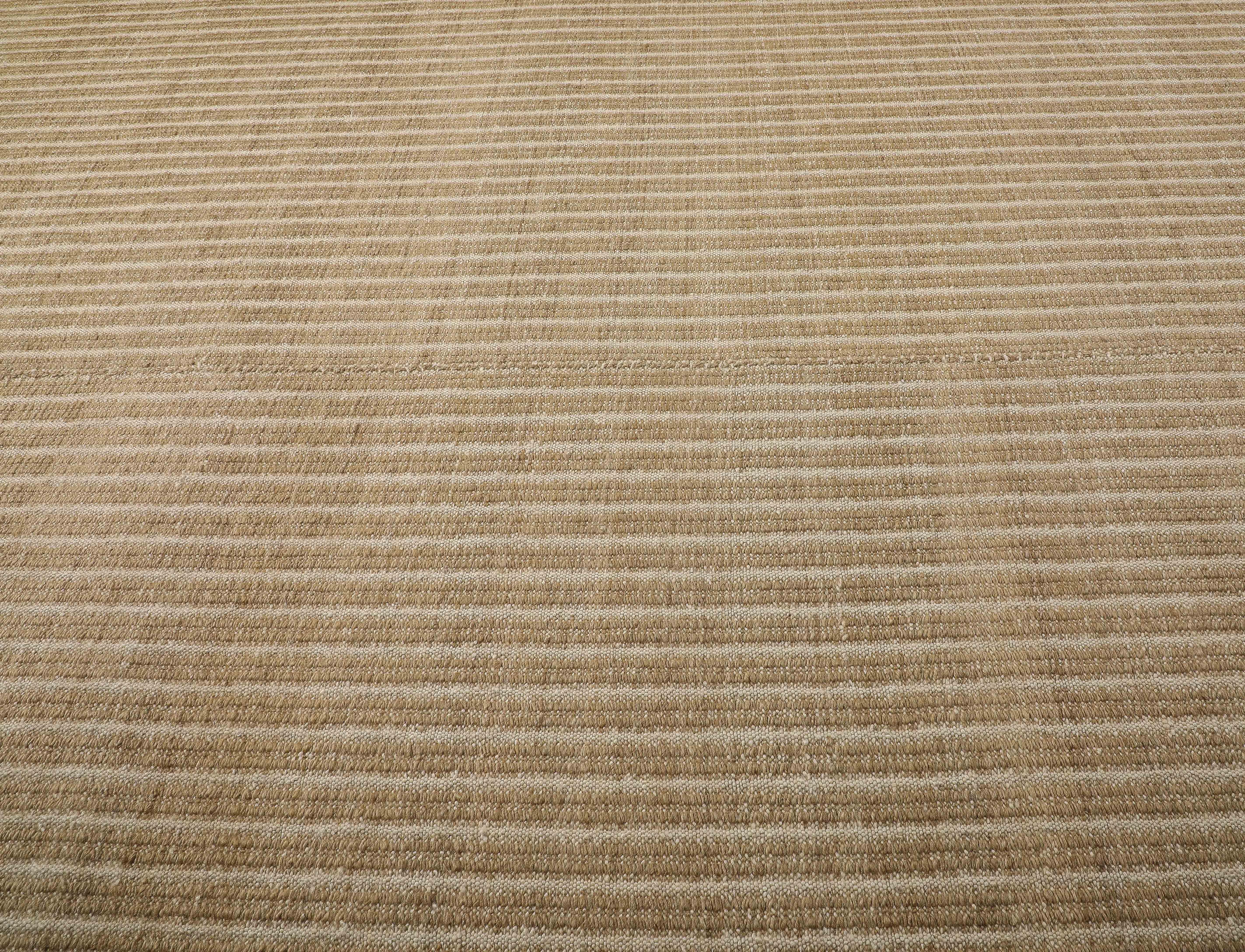 Tappeto a coste in mohair realizzato su misura da Ennui Home nel 2021. Realizzato a mano da artigiani in Africa, questo tappeto non è mai stato utilizzato in una casa. Cammello e crema a righe con una breve frangia marrone annodata a mano.