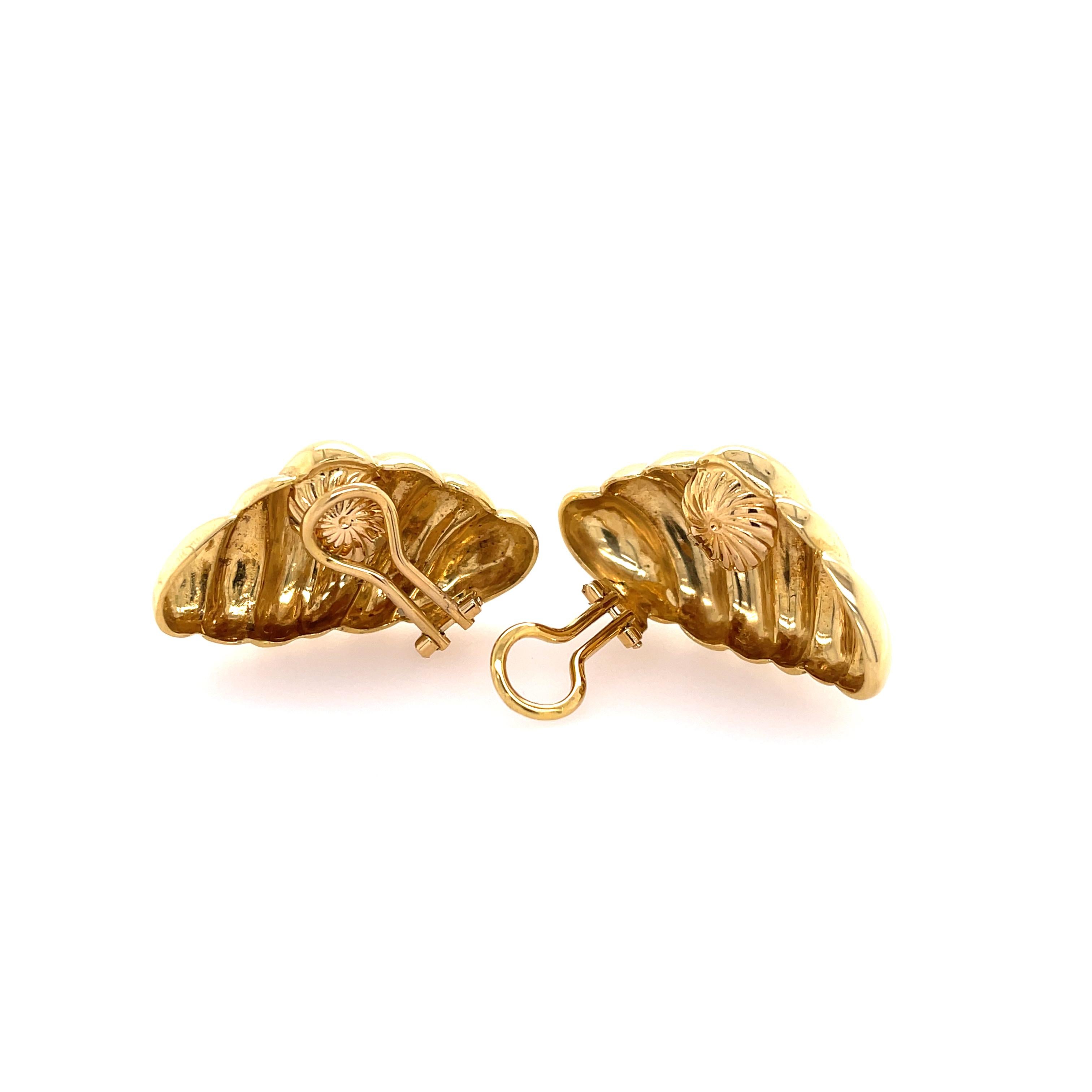Gerippte Clip-Ohrringe aus 18 Karat Gelbgold. Markiert 750, 1183 AL. 