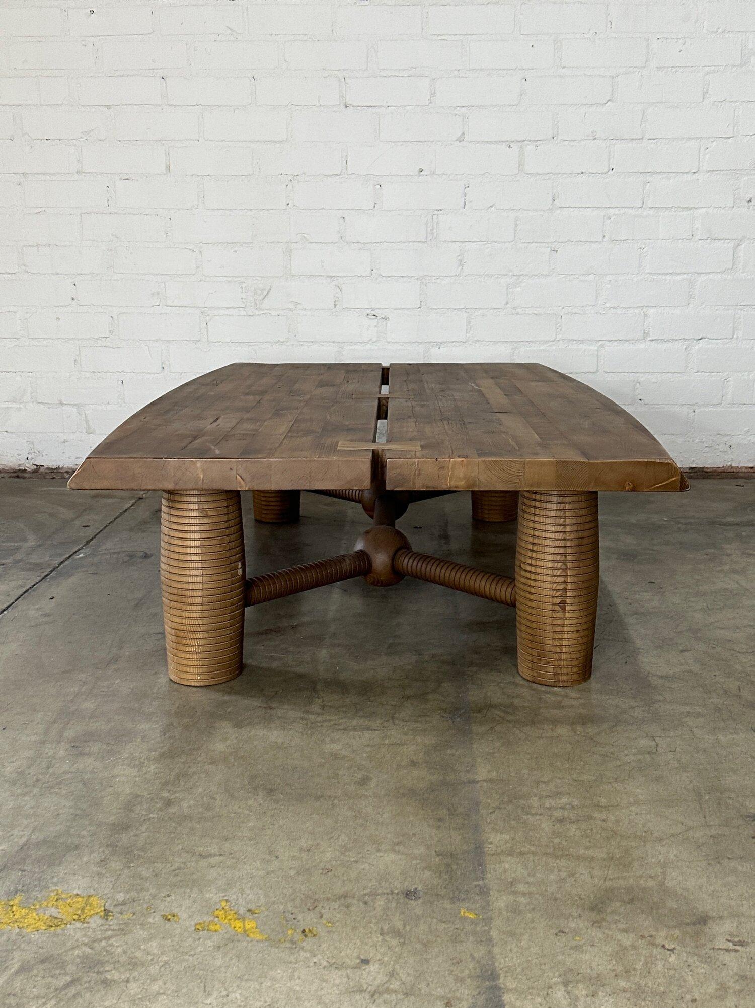 Ribbed Coffee table in Reclaimed Oak In Good Condition For Sale In Los Angeles, CA