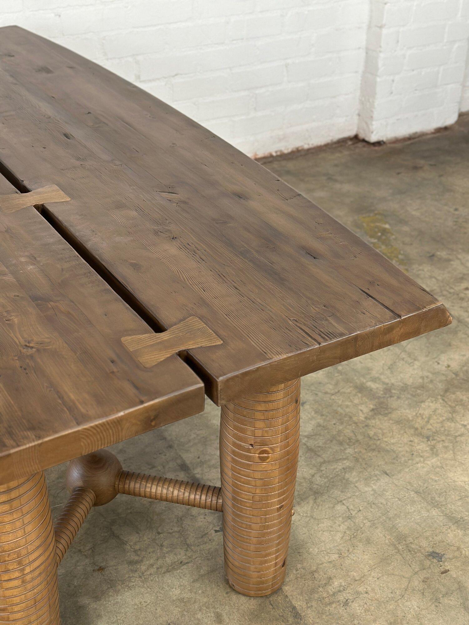 Ribbed Contemporary dining table in reclaimed oak In Good Condition For Sale In Los Angeles, CA