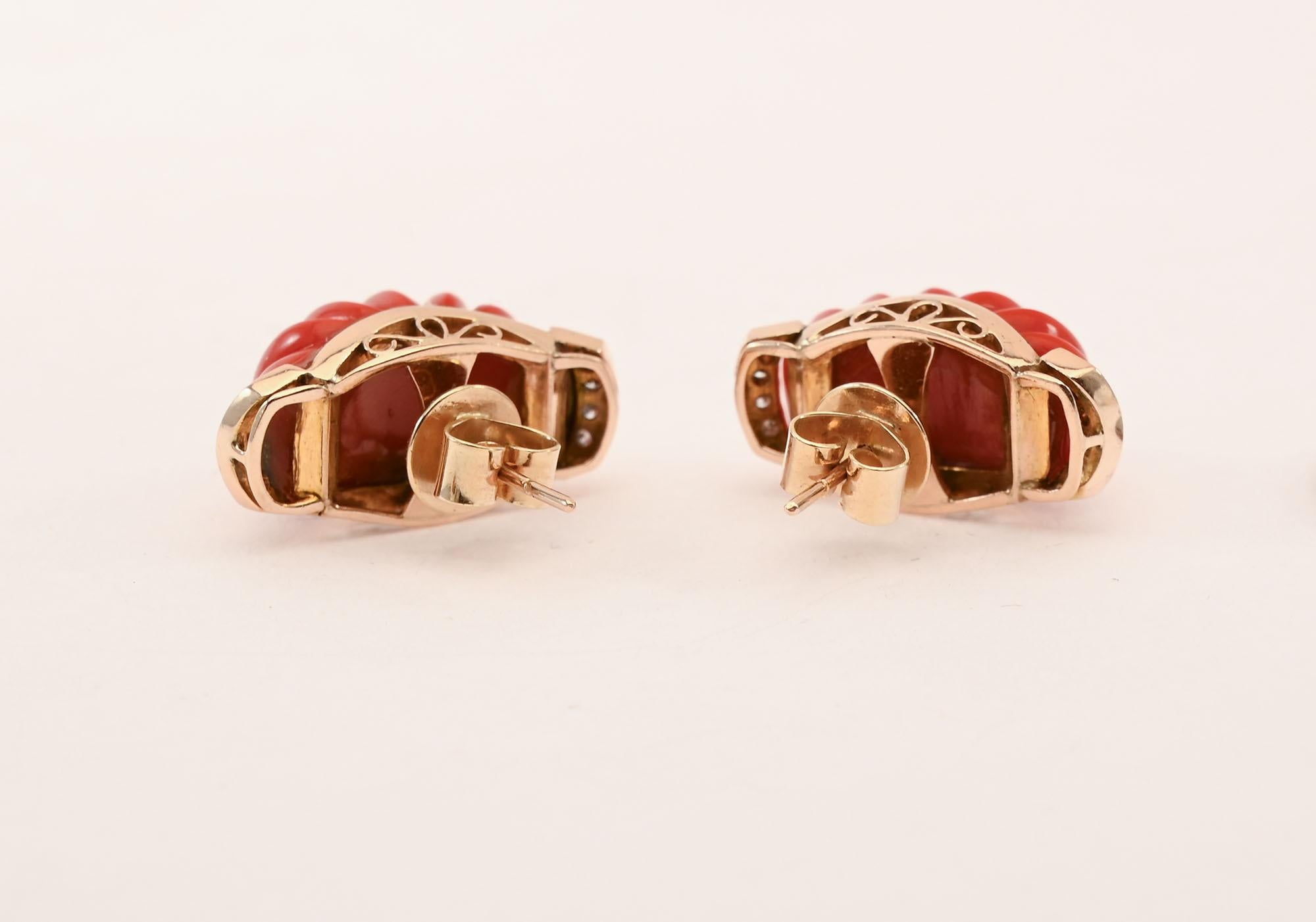 Ribbed Coral Half Hoop Earrings In Excellent Condition For Sale In Darnestown, MD