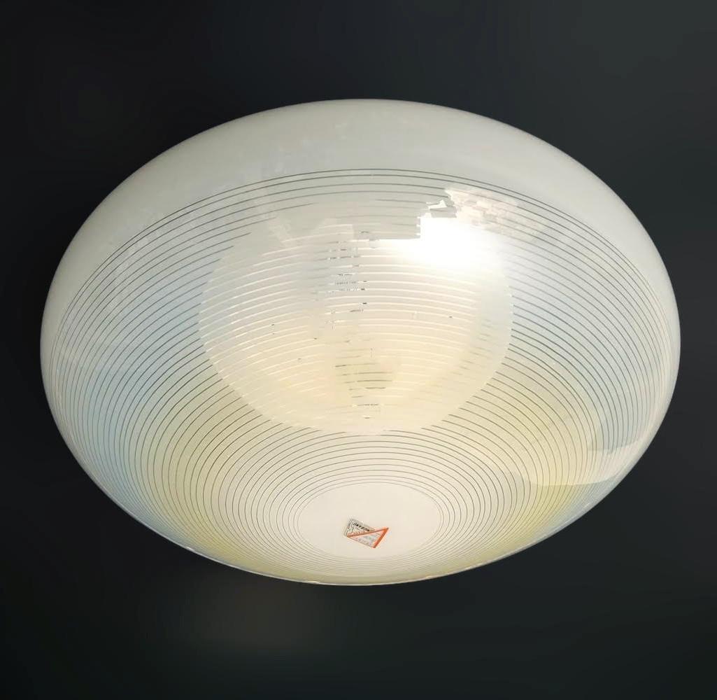 Abat-jour en verre de Murano, blanc laiteux givré mélangé à du bleu pastel et du jaune / Fabriqué en Italie par Murano Luce, vers les années 1960.
Dimensions : diamètre 20 pouces, hauteur 9 pouces
2 lampes / type E26 ou E27 / max 60W chacune
1