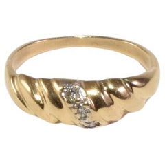 Ribbed Gold Diamond Ring