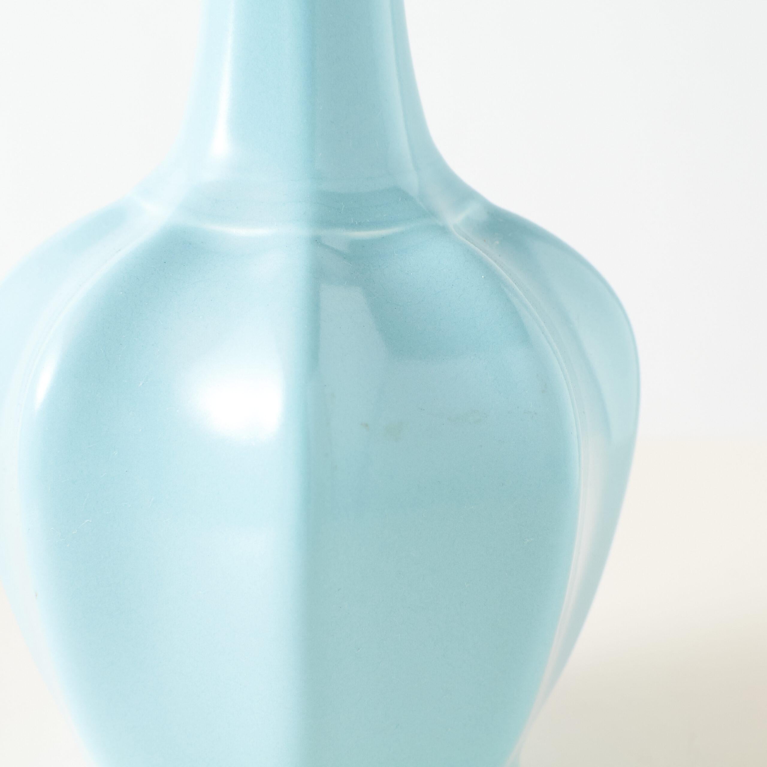 Gerippte Melonenform Celadon-Vase

Porzellanvase mit geripptem, melonenförmigem Körper und langem, schmalem Hals. Mit glatter, glänzender Seladonglasur in einem sanften grau-grünen Farbton fertiggestellt. Die einfache Form und die dezente Farbe