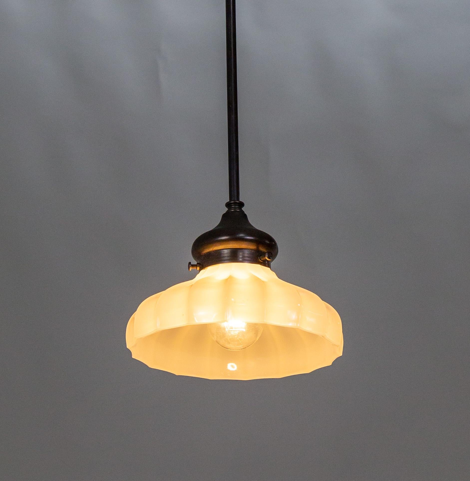 Lampada a sospensione in vetro opalino a coste con stelo nero In condizioni buone in vendita a San Francisco, CA