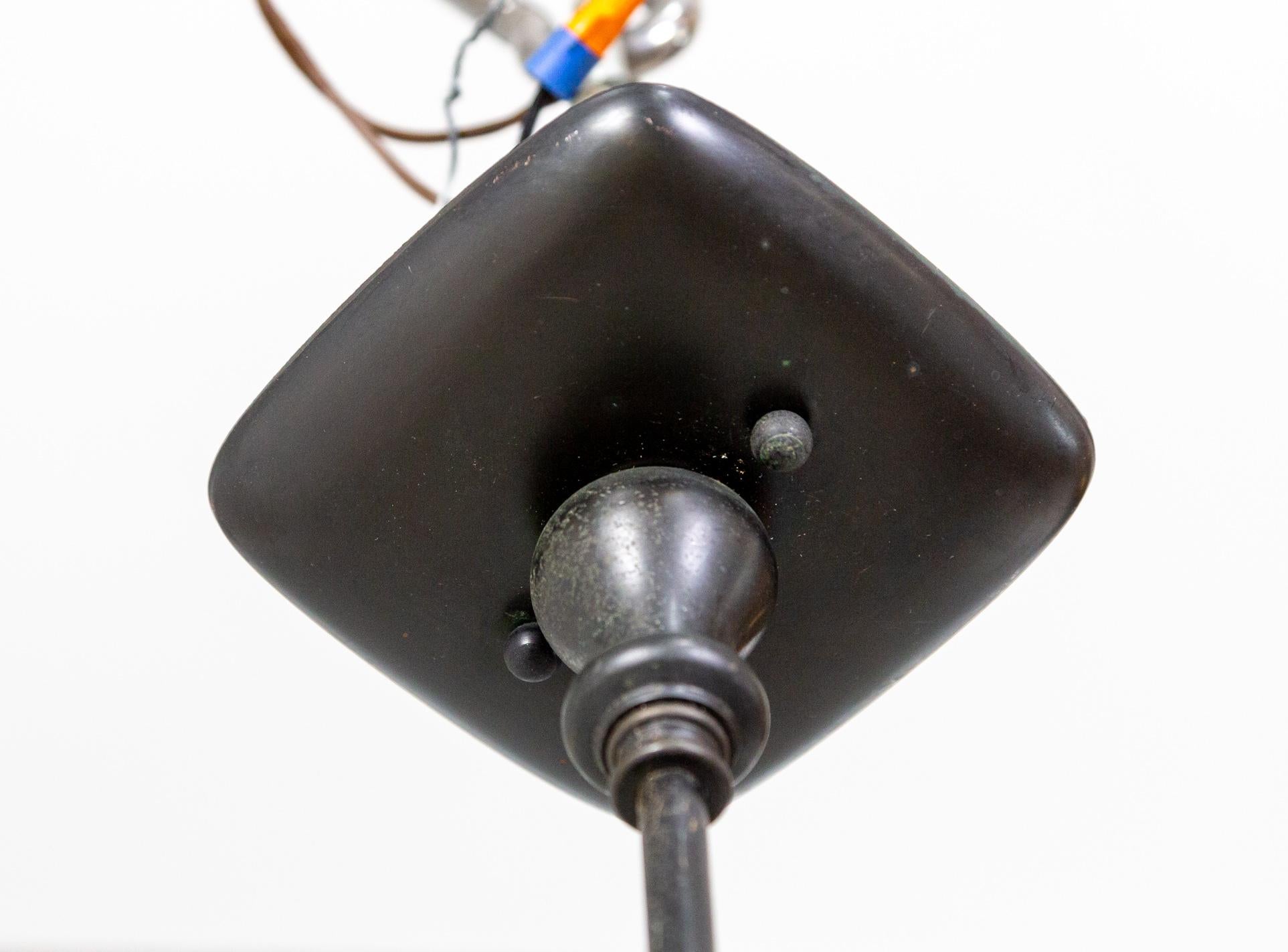 Lampada a sospensione in vetro opalino a coste con stelo nero in vendita 1