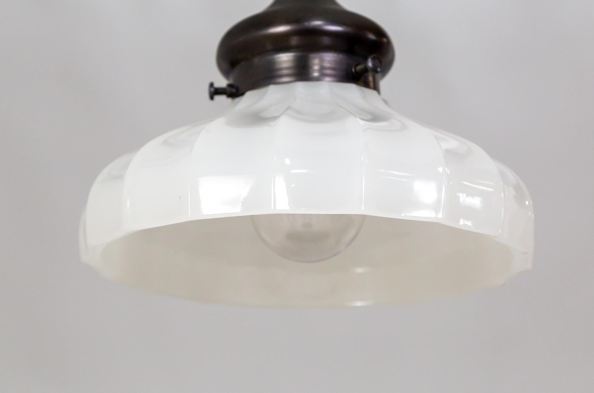 Lampada a sospensione in vetro opalino a coste con stelo nero in vendita 2