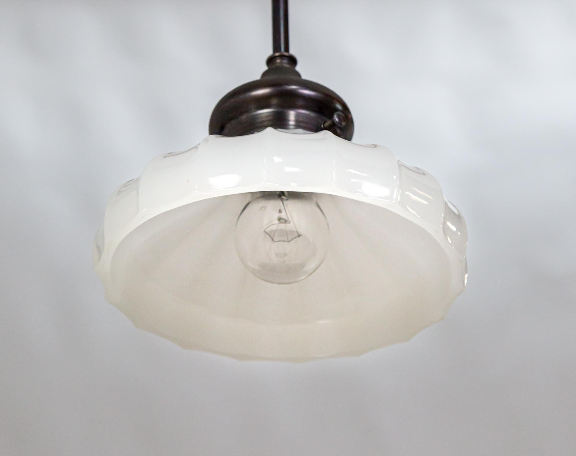 Lampada a sospensione in vetro opalino a coste con stelo nero in vendita 3