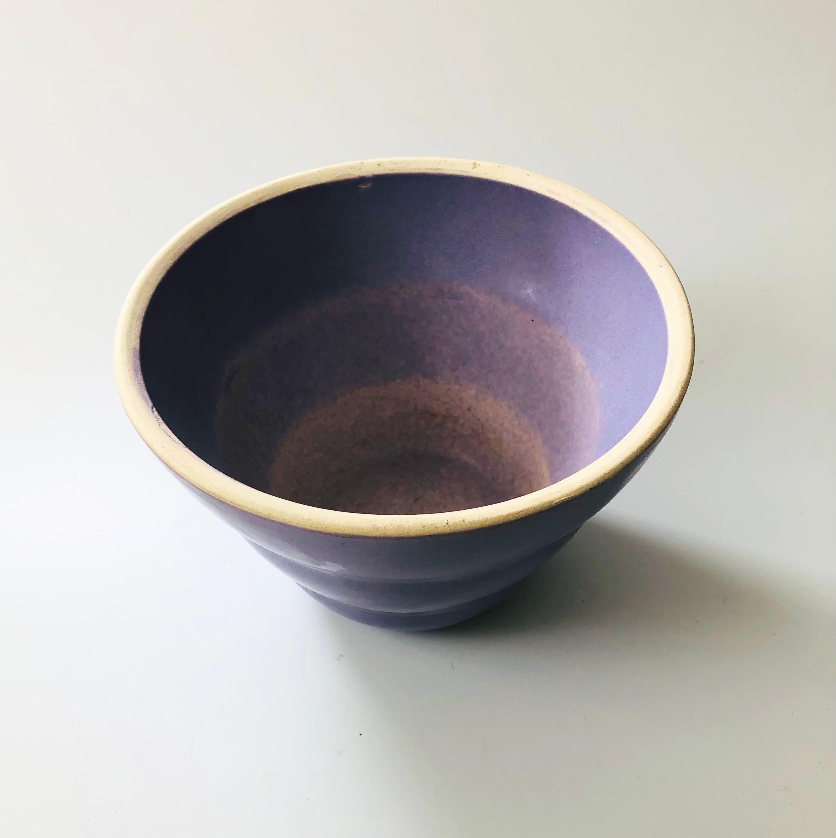Pflanzgefäß aus gerippter lila Keramik von Mud Hut (amerikanisch)