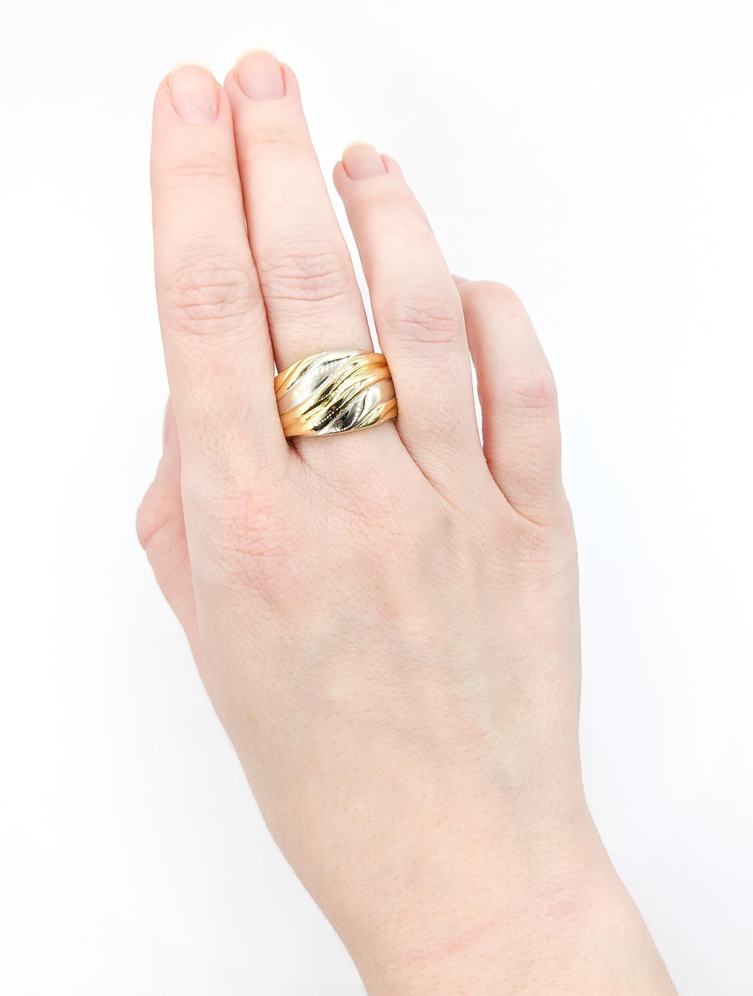 Ribbed Ring In Two-Tone Gold In Excellent Condition For Sale In Bloomington, MN