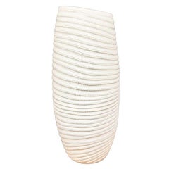 Vase "Coco" en céramique texturée et nervurée avec finition mate par Bahari