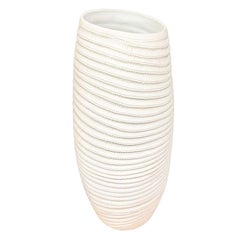 Vase "Coco" en céramique texturée et nervurée avec finition mate par Bahari